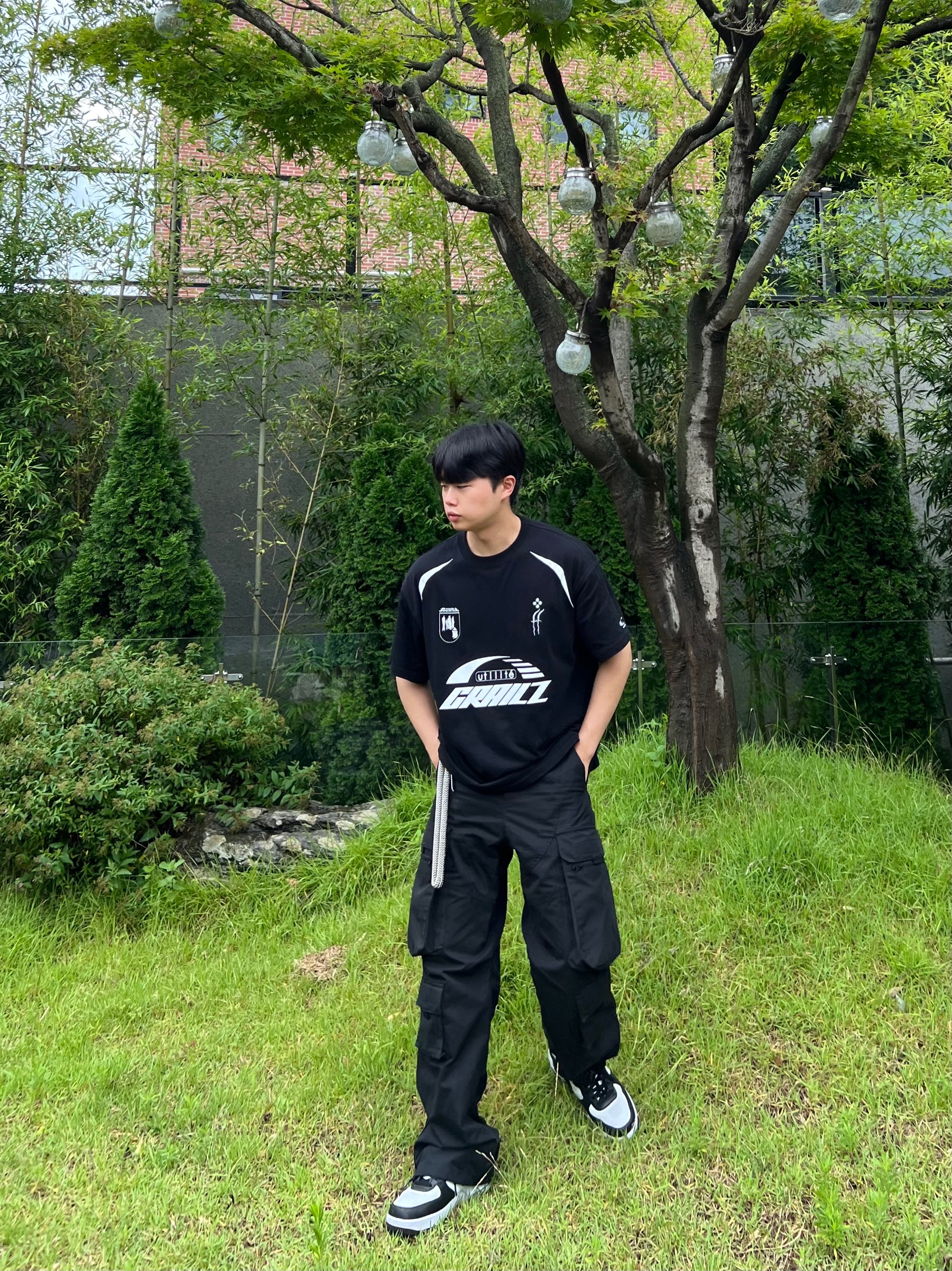 Project G/R Oversized Football Jersey Black, Project G/R Tactical Cargo Pants Black 착용 스타일 - 4
