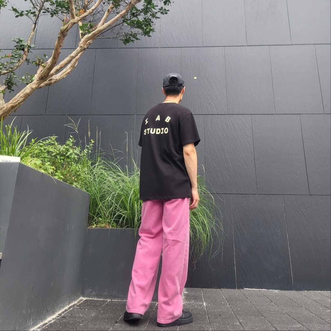 Nike x Supreme Air Force 1 Low Black, IAB Studio Black Glow T-Shirt 착용 스타일 - 2