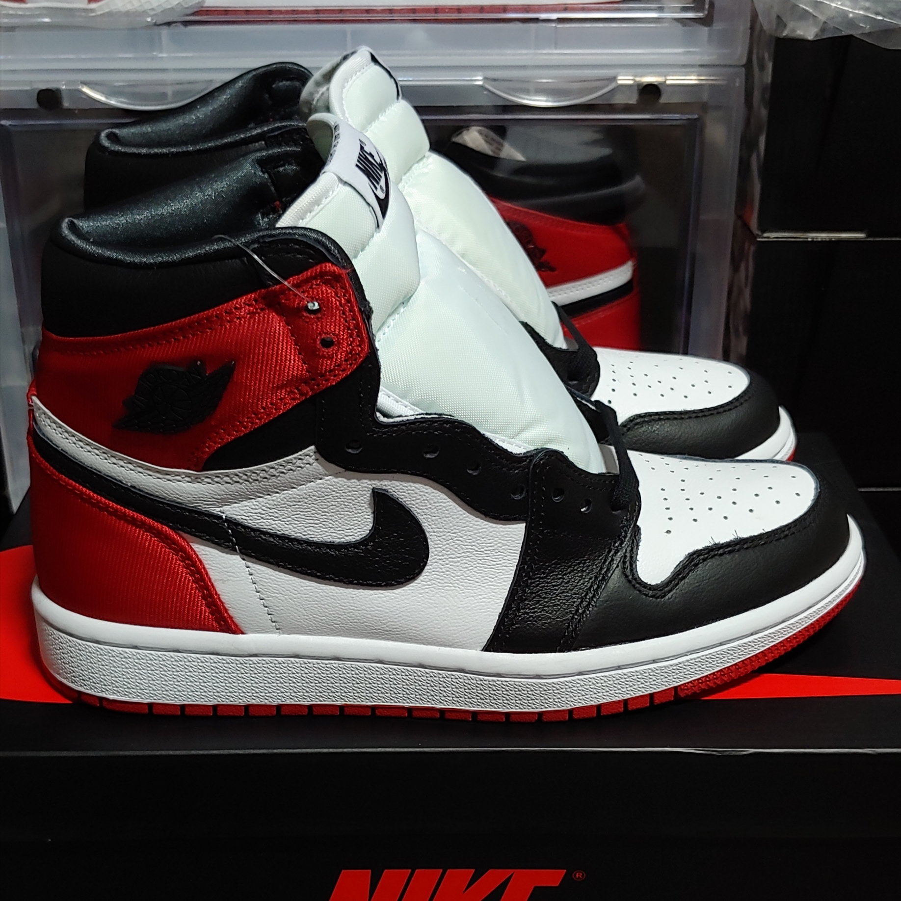 (W) Jordan 1 Retro High Satin Black Toe 착용 스타일 - 1
