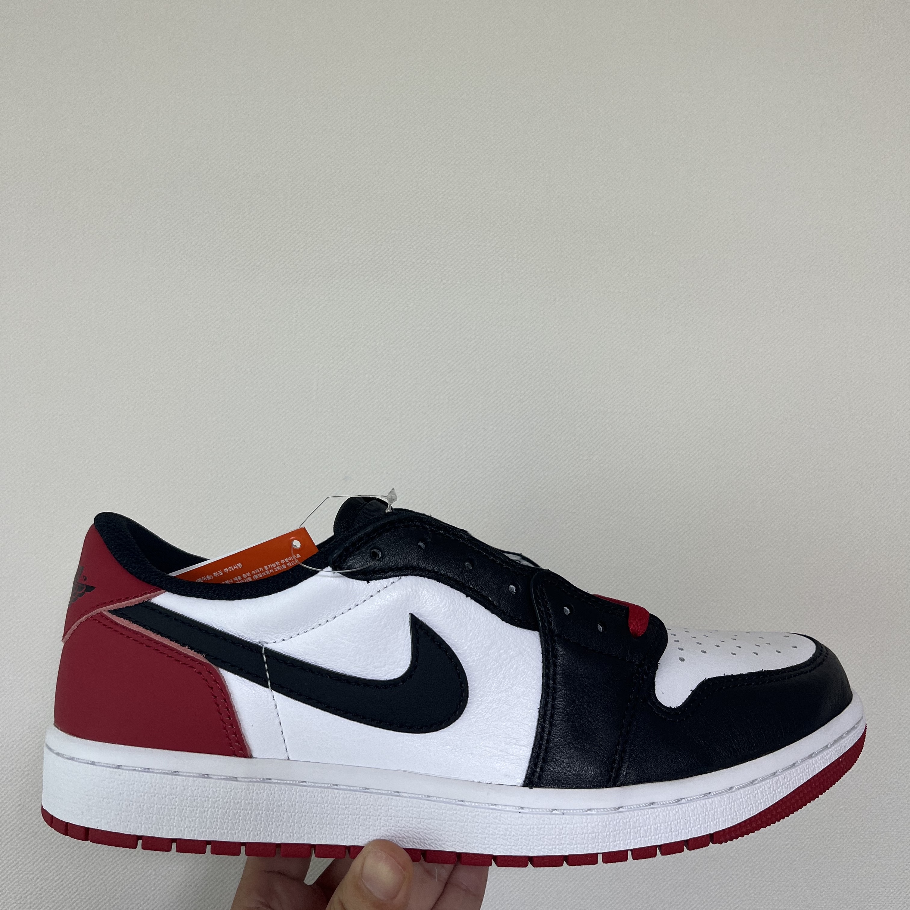 Jordan 1 Retro Low OG Black Toe, (GS) Jordan 1 Retro Low OG Black Toe 착용 스타일 - 1