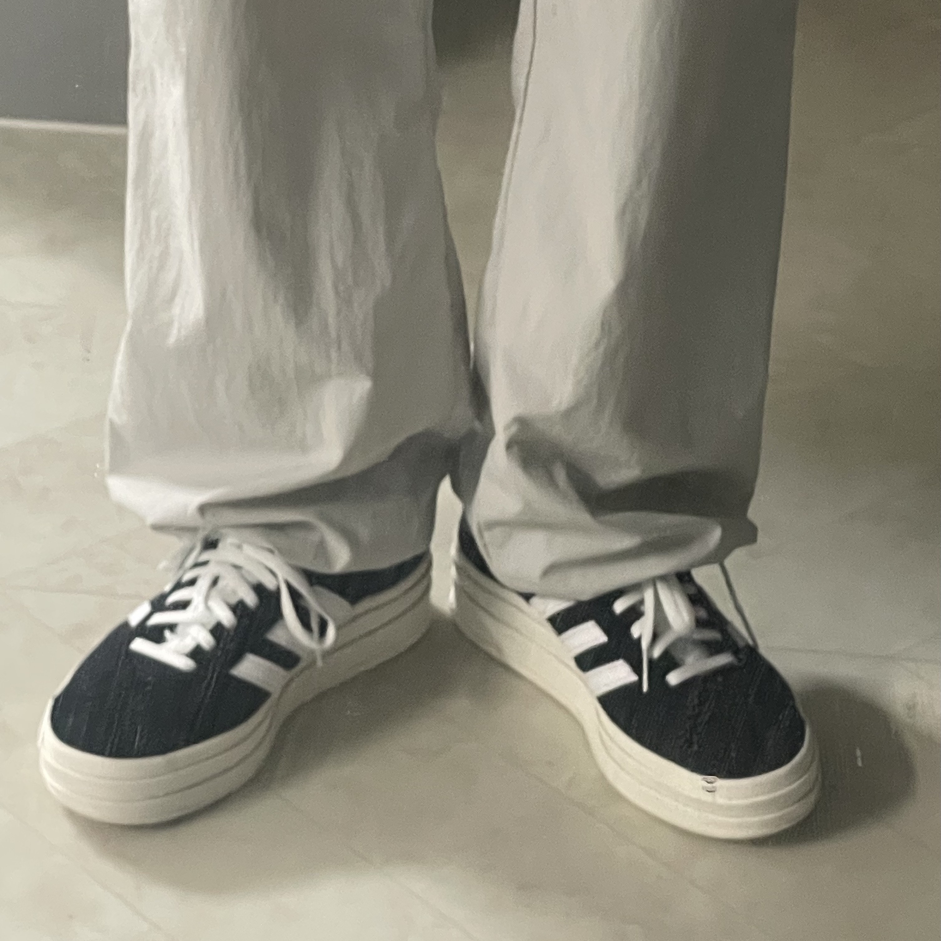 (W) Adidas Gazelle Bold Core Black Cloud White 착용 스타일 - 2