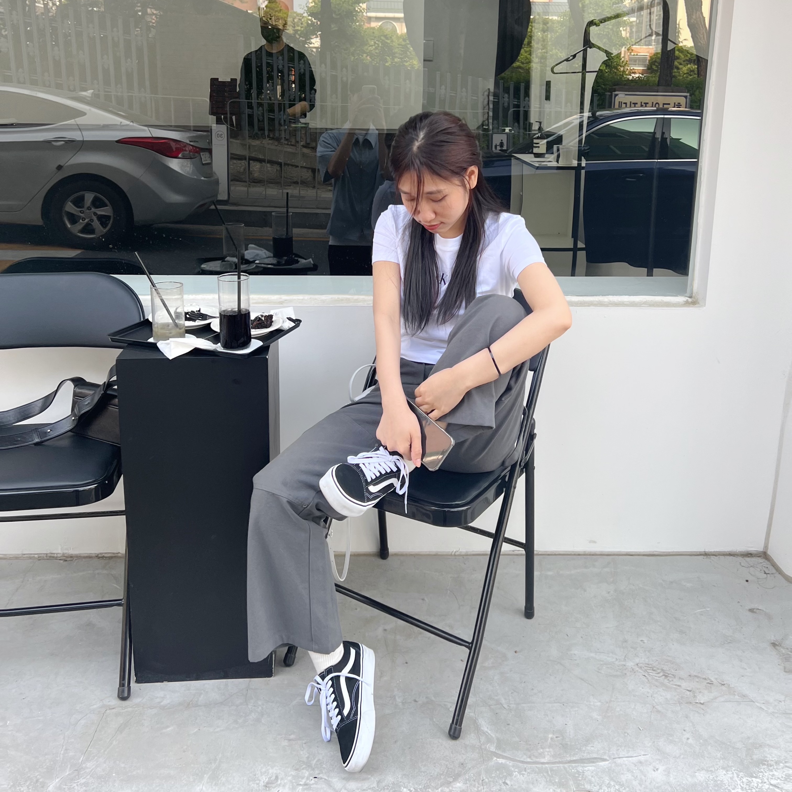 Vans Old Skool Platform Black White, Diesel 1DR Mini Bag Plaque White 착용 스타일 - 3
