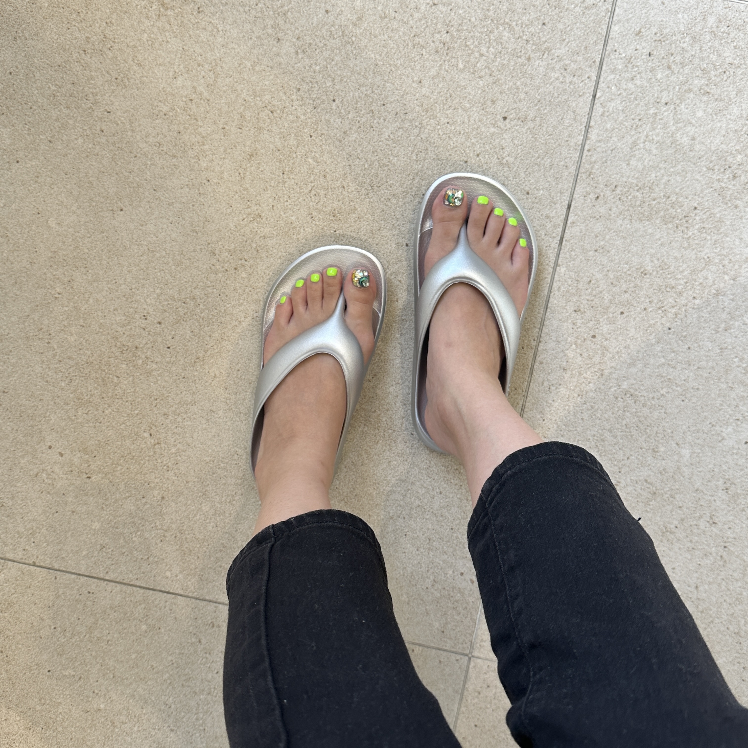 New Balance Flip Flop Silver 착용 스타일