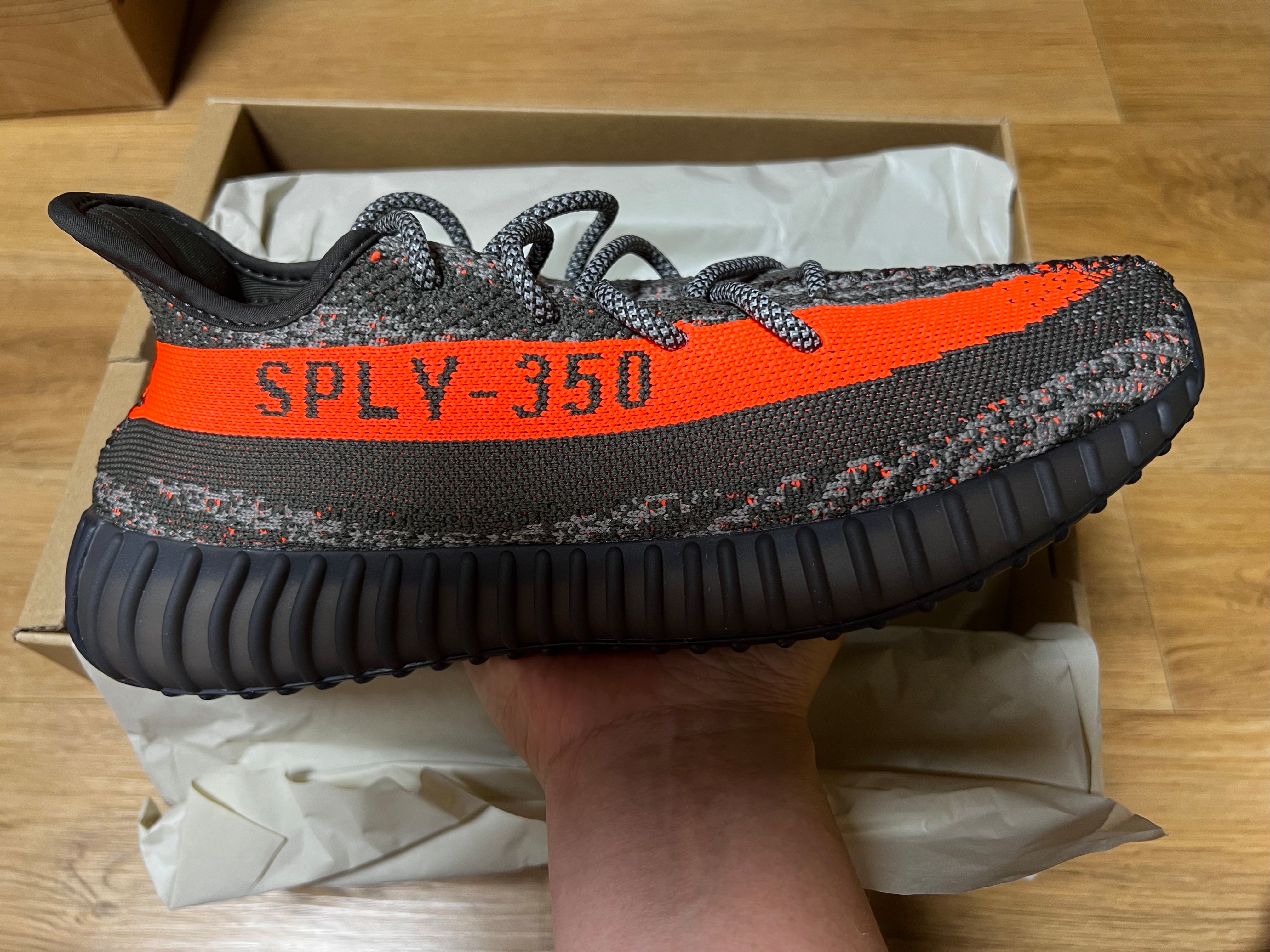 Adidas Yeezy Boost 350 V2 Carbon Beluga 착용 스타일