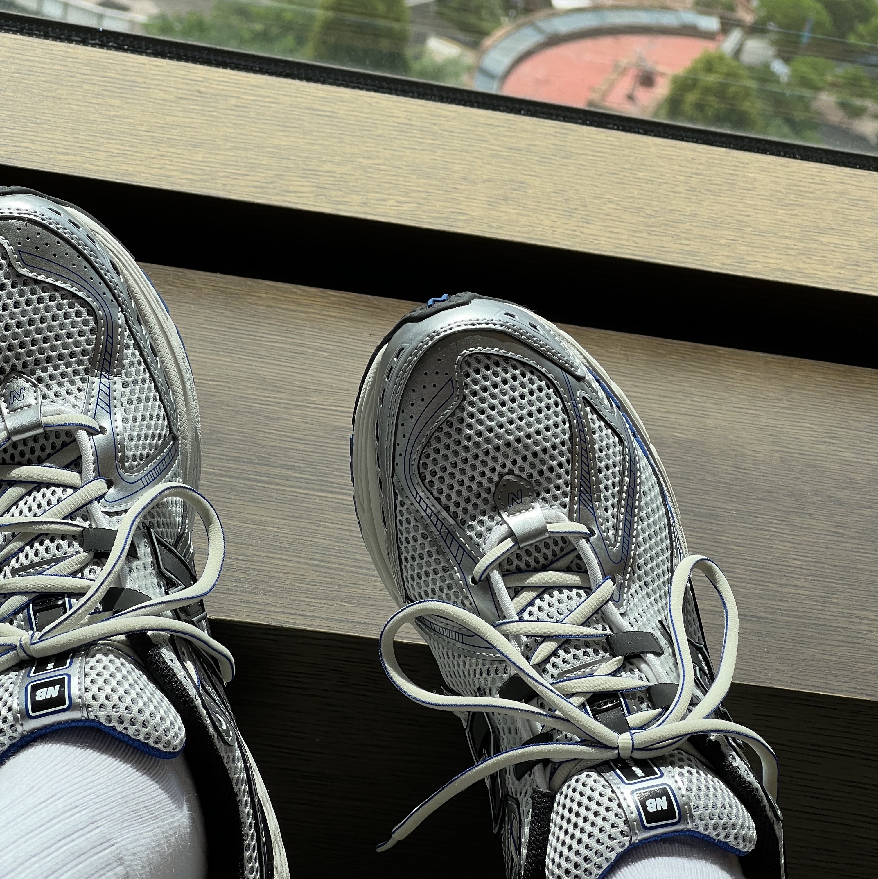 New Balance 1906R Silver Metallic 착용 스타일 - 1