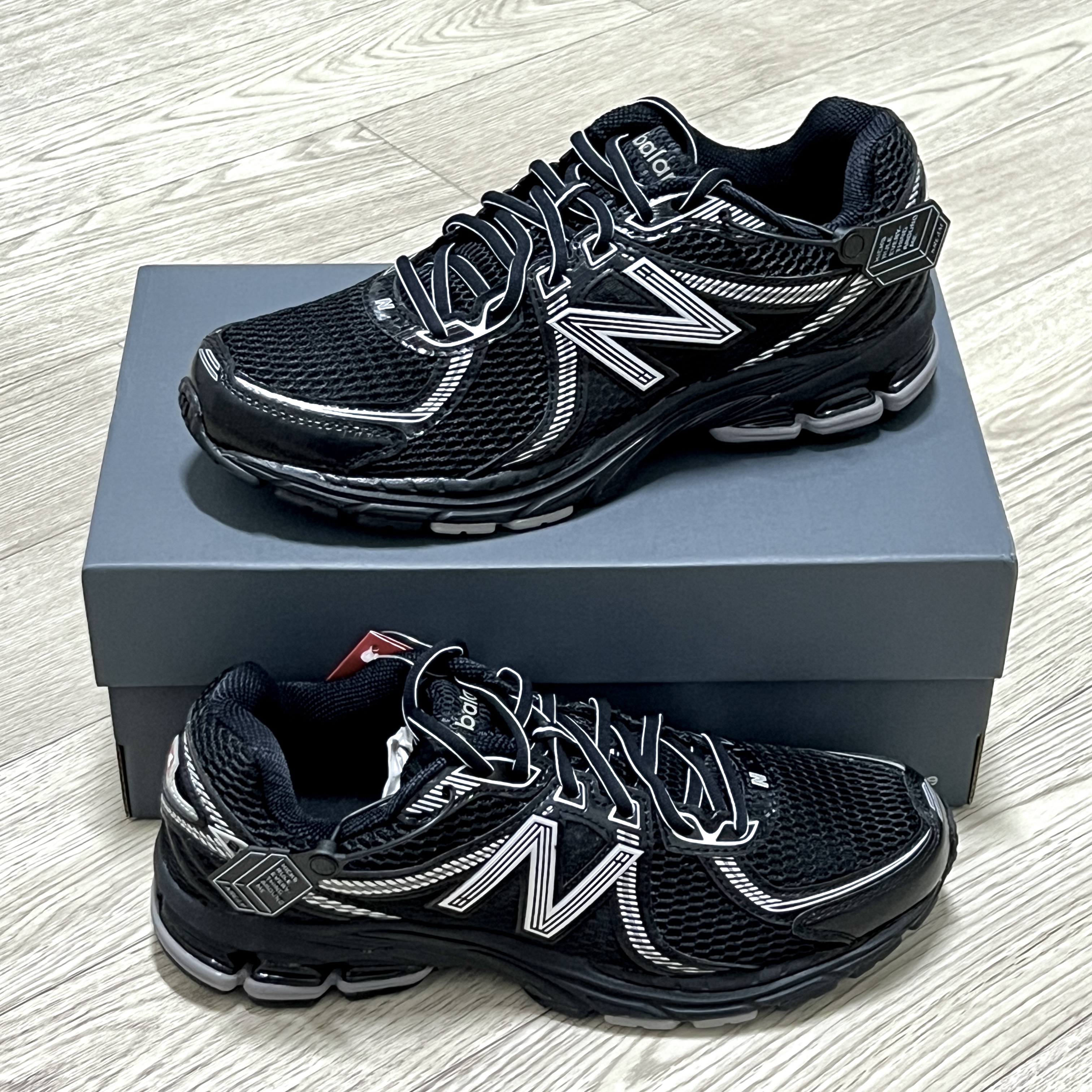 New Balance 860v2 Black Grey 착용 스타일