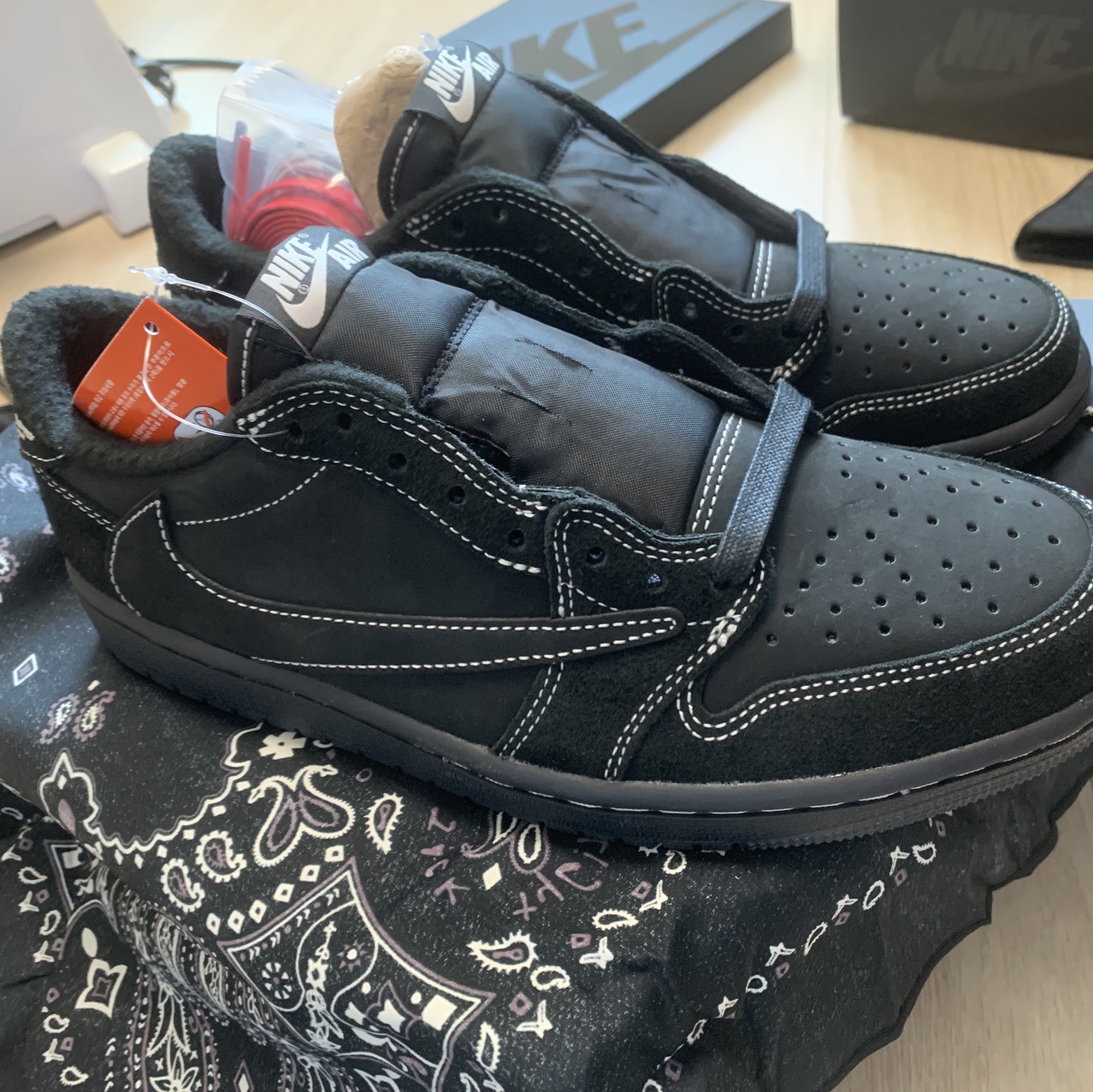Jordan 1 x Travis Scott Retro Low OG SP Black Phantom 착용 스타일 - 4