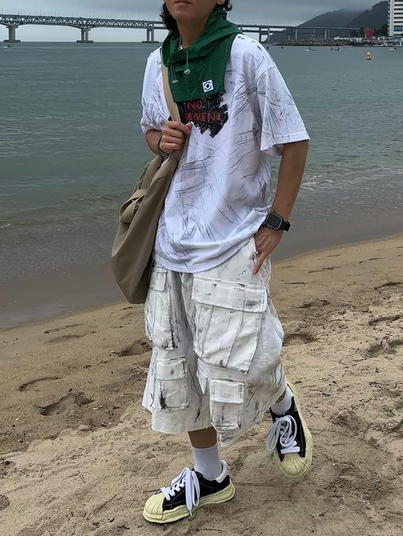 Nos Couleurs Distressed Cargo Shorts White 착용 스타일