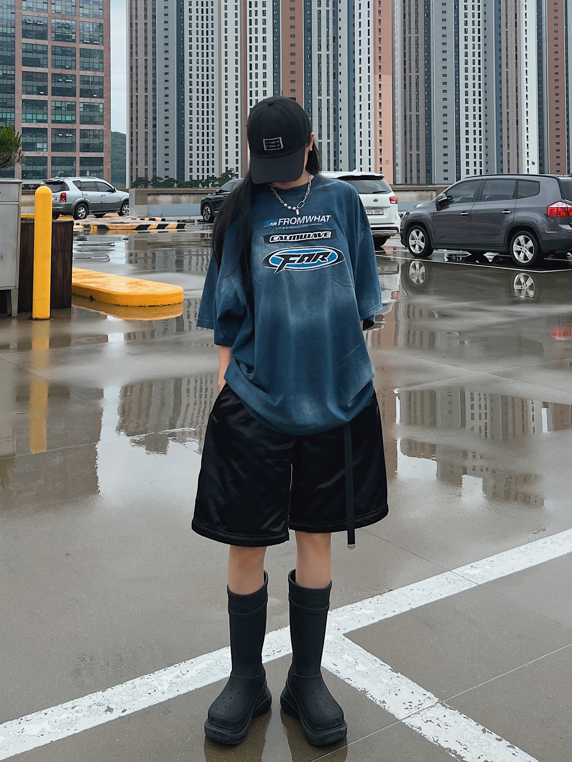 (W) Balenciaga x Crocs Rubber Boot Black, Balenciaga x Crocs Rubber Boot Black 착용 스타일 - 1