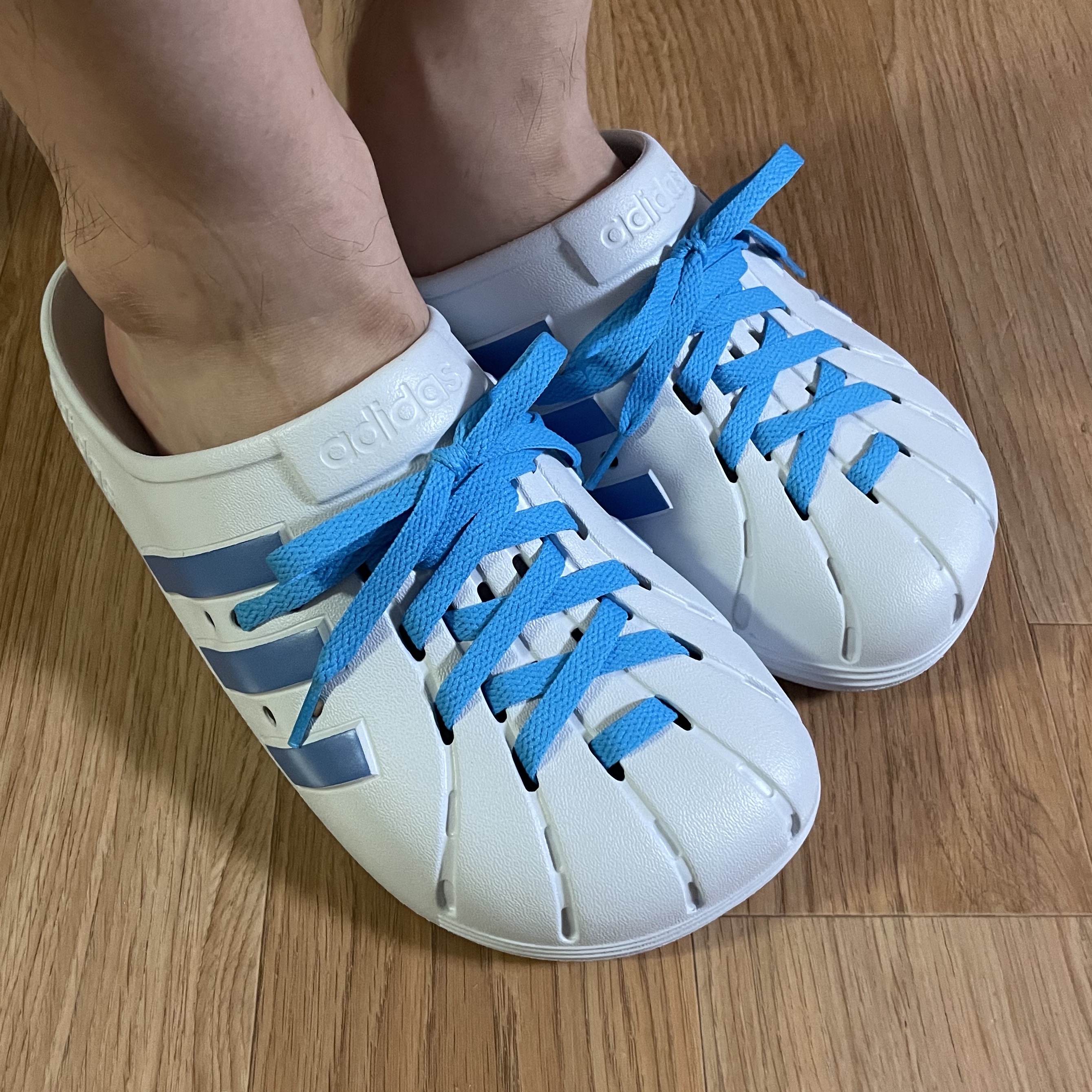 Adidas Adilette Clog Sky Blue 착용 스타일 - 3