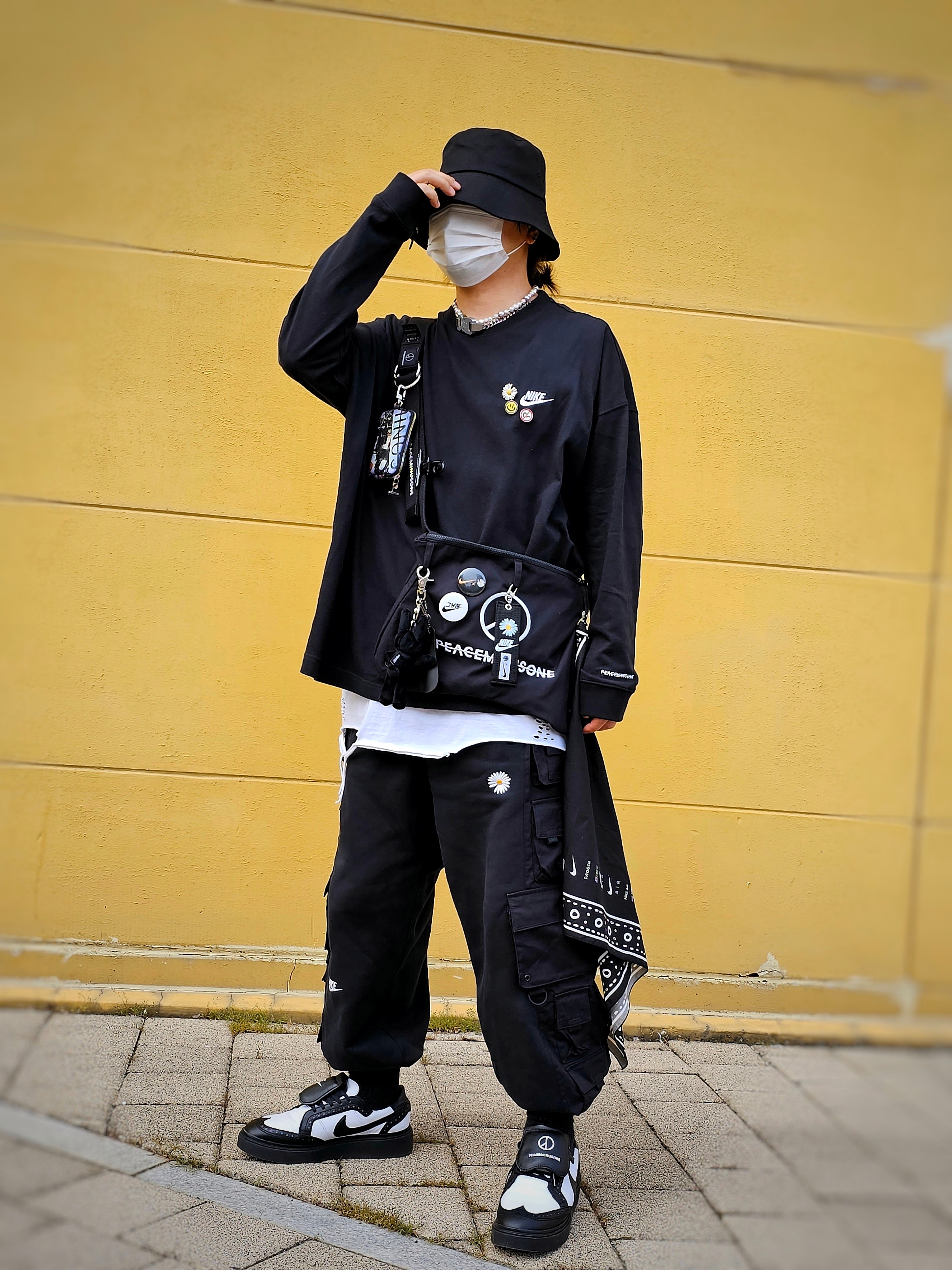 Peaceminusone x Fragment Design Bulldog Clip #1 Black, Nike x Peaceminusone Kwondo1 Black and White μ°©μ© μ€νμΌ - 1