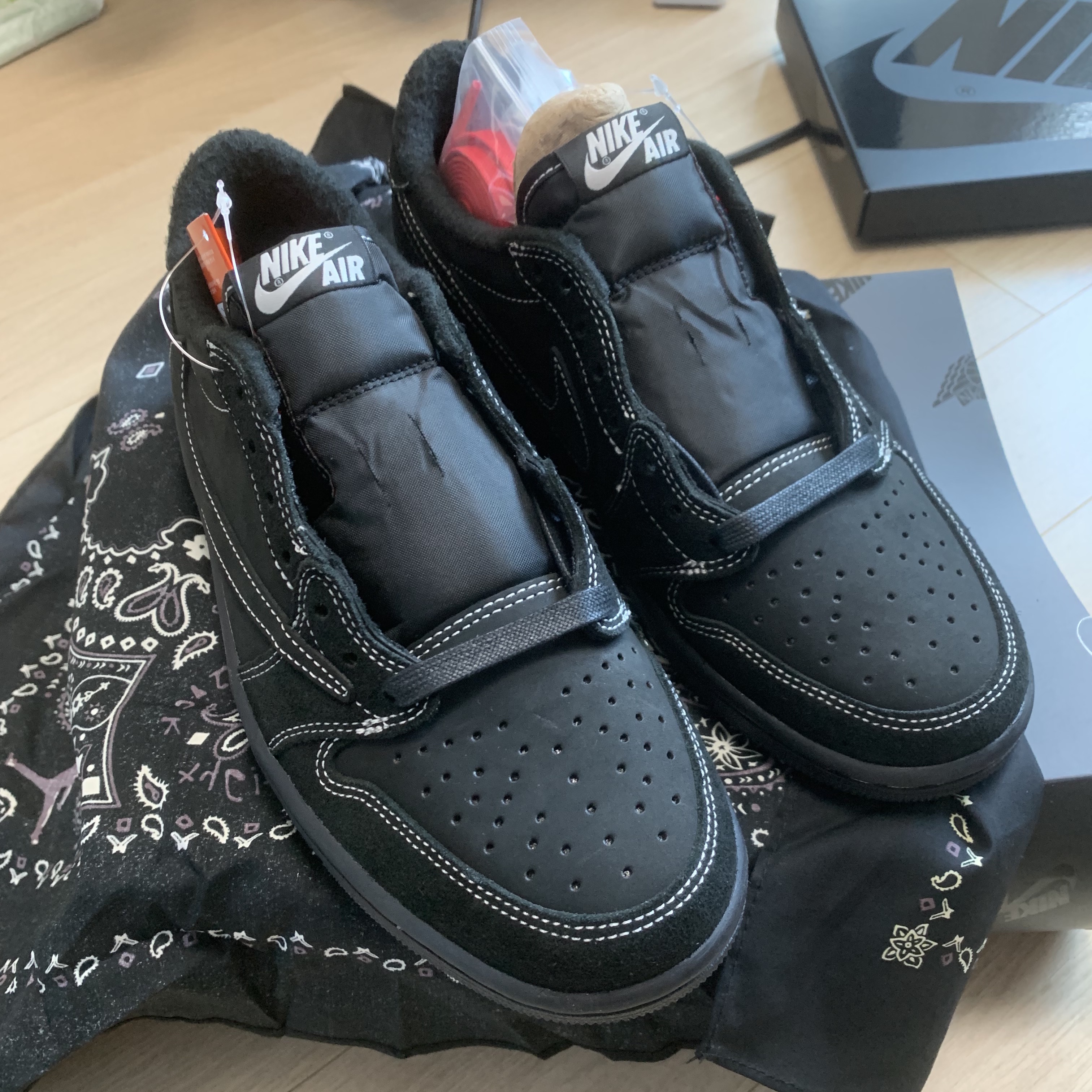Jordan 1 x Travis Scott Retro Low OG SP Black Phantom 착용 스타일 - 3