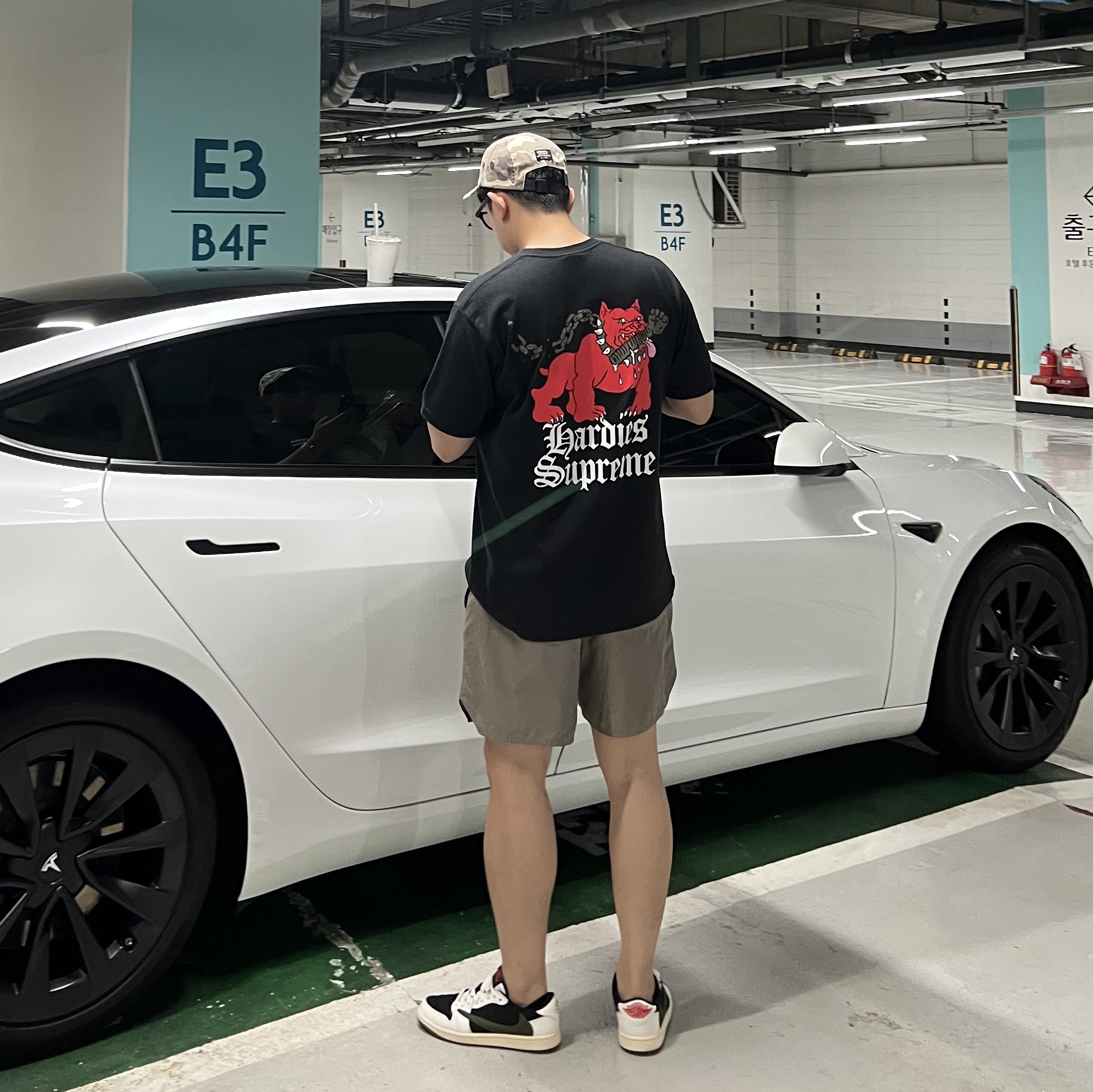 (W) Jordan 1 x Travis Scott Retro Low OG SP Medium Olive, Supreme x Hardies Dog T-Shirt Black - 23SS 착용 스타일