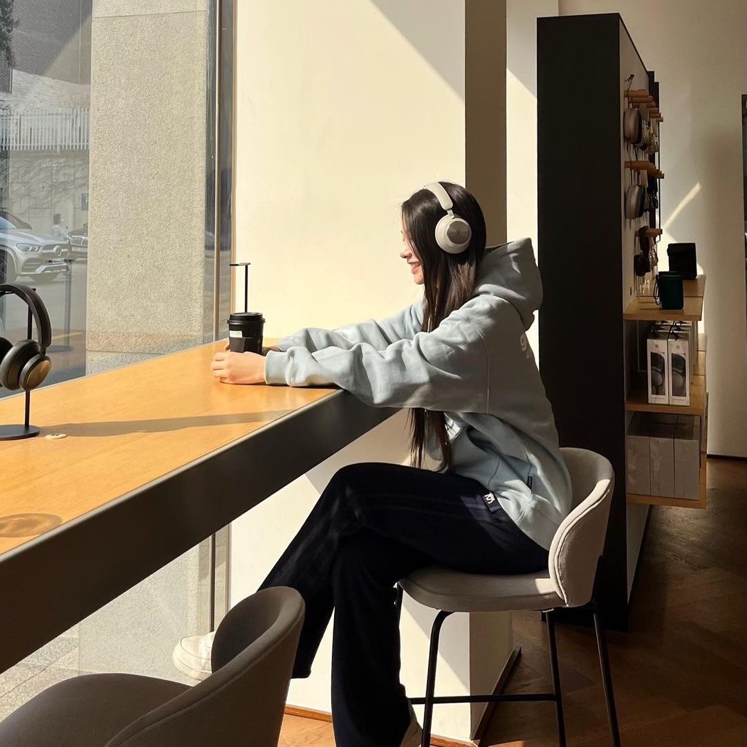 Bang & Olufsen Beoplay HX Gold Tone 착용 스타일