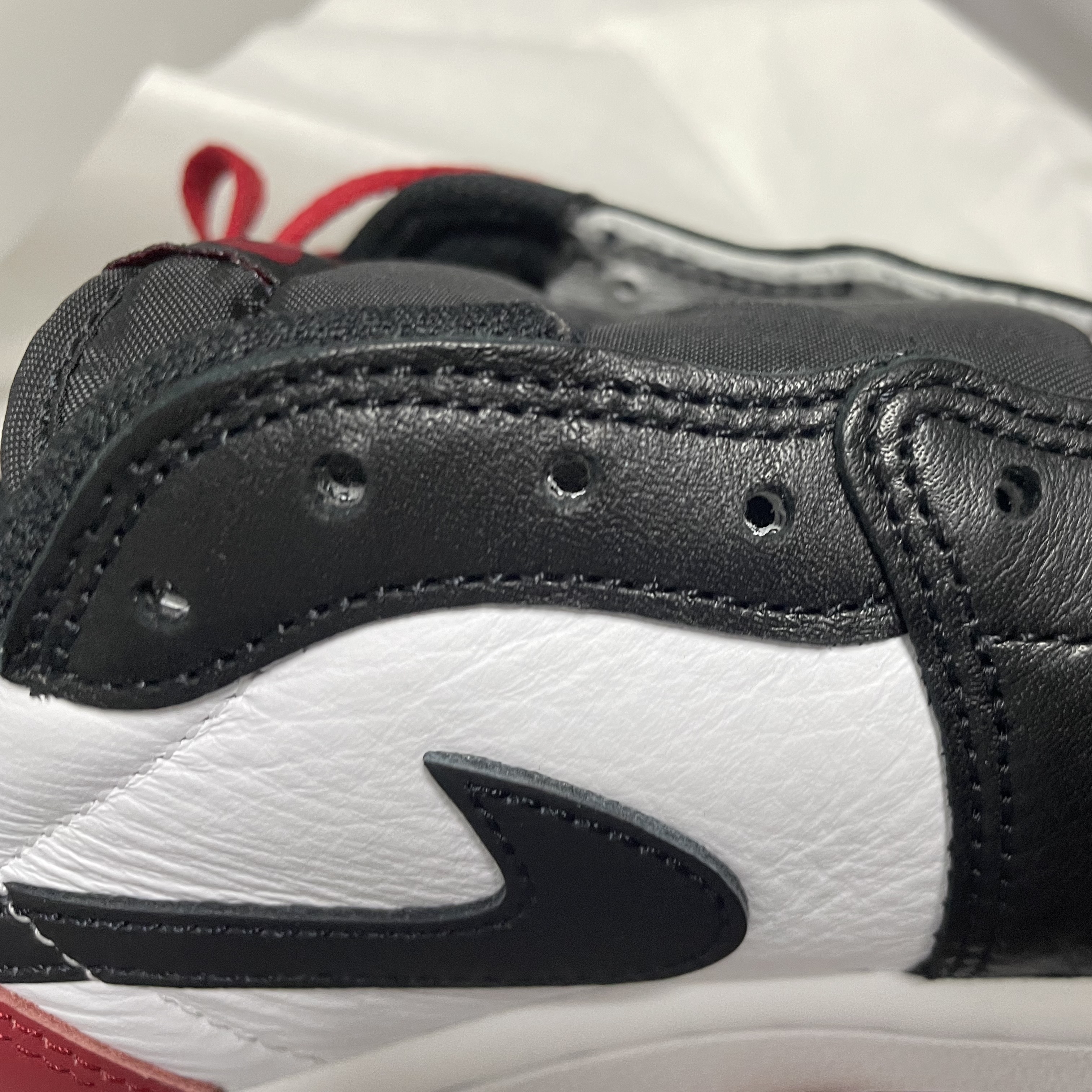 Jordan 1 Retro Low OG Black Toe 착용 스타일 - 2