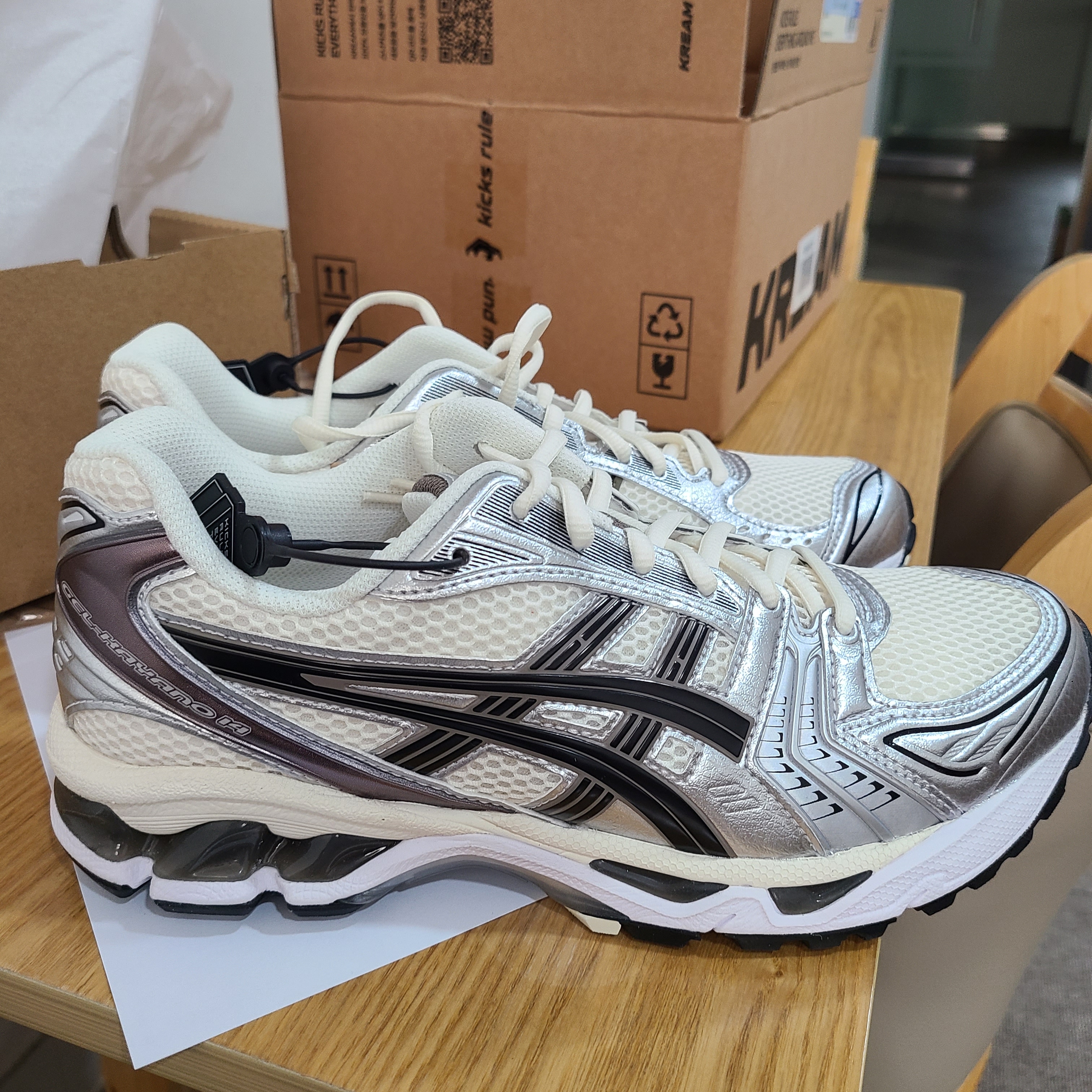 Asics Gel-Kayano 14 Cream Black 착용 스타일 - 3