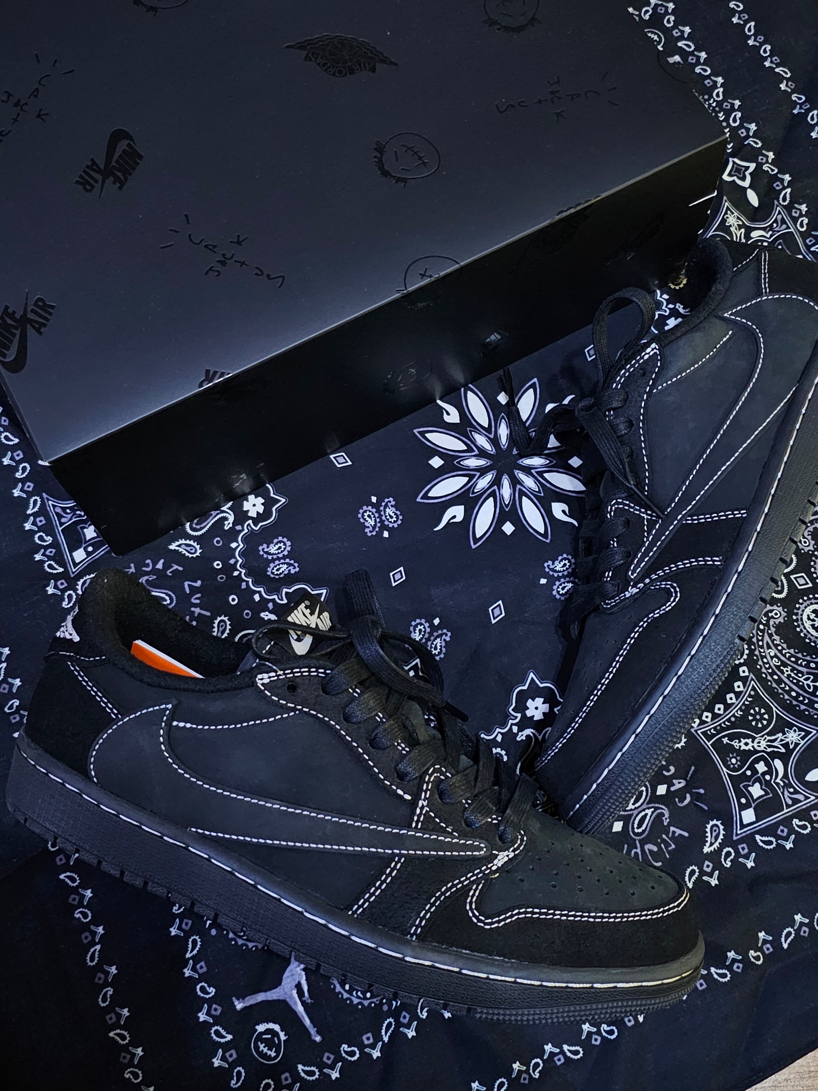 Jordan 1 x Travis Scott Retro Low OG SP Black Phantom 착용 스타일 - 1