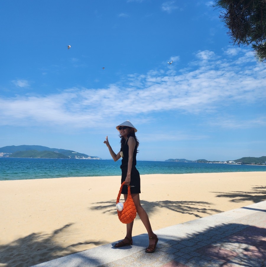 (W) Saltwater Sandal Original Sandal Tan, COS Quilted Mini Bag Bright Orange 착용 스타일