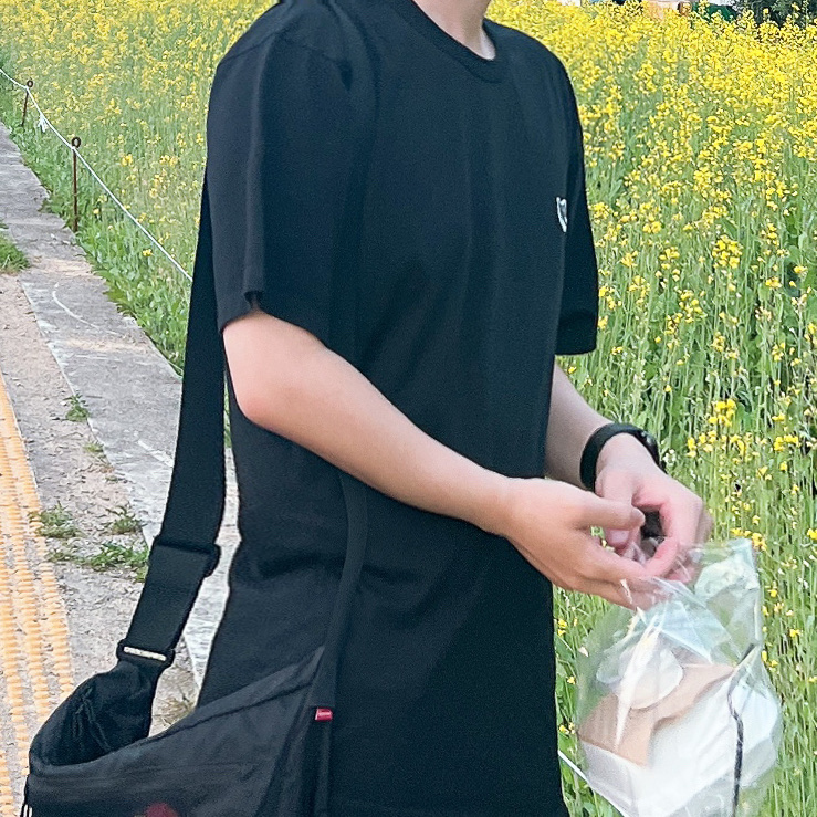 Maison Kitsune Grey Fox Head Patch Classic T-Shirt Black, Supreme Small Messenger Bag Black - 22SS 착용 스타일