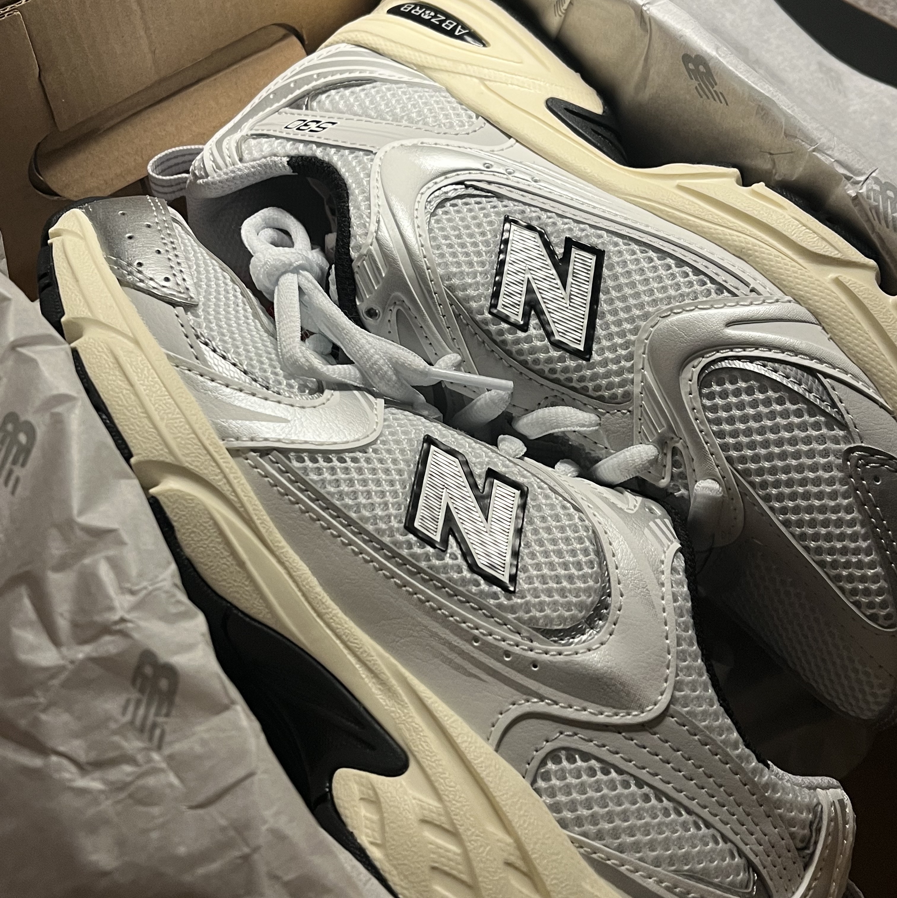 New Balance 530 Silver Cream, Stussy Small SS Link Skullcap Bone 착용 스타일 - 2