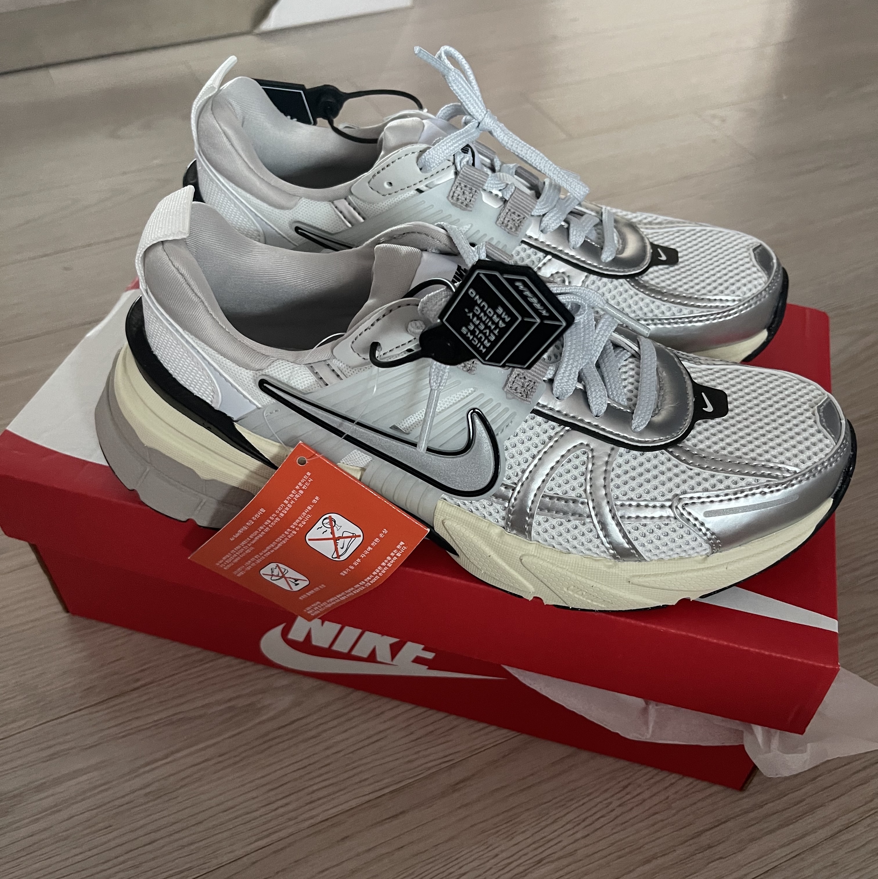 Nike V2K Run Summit White Metallic Silver 착용 스타일