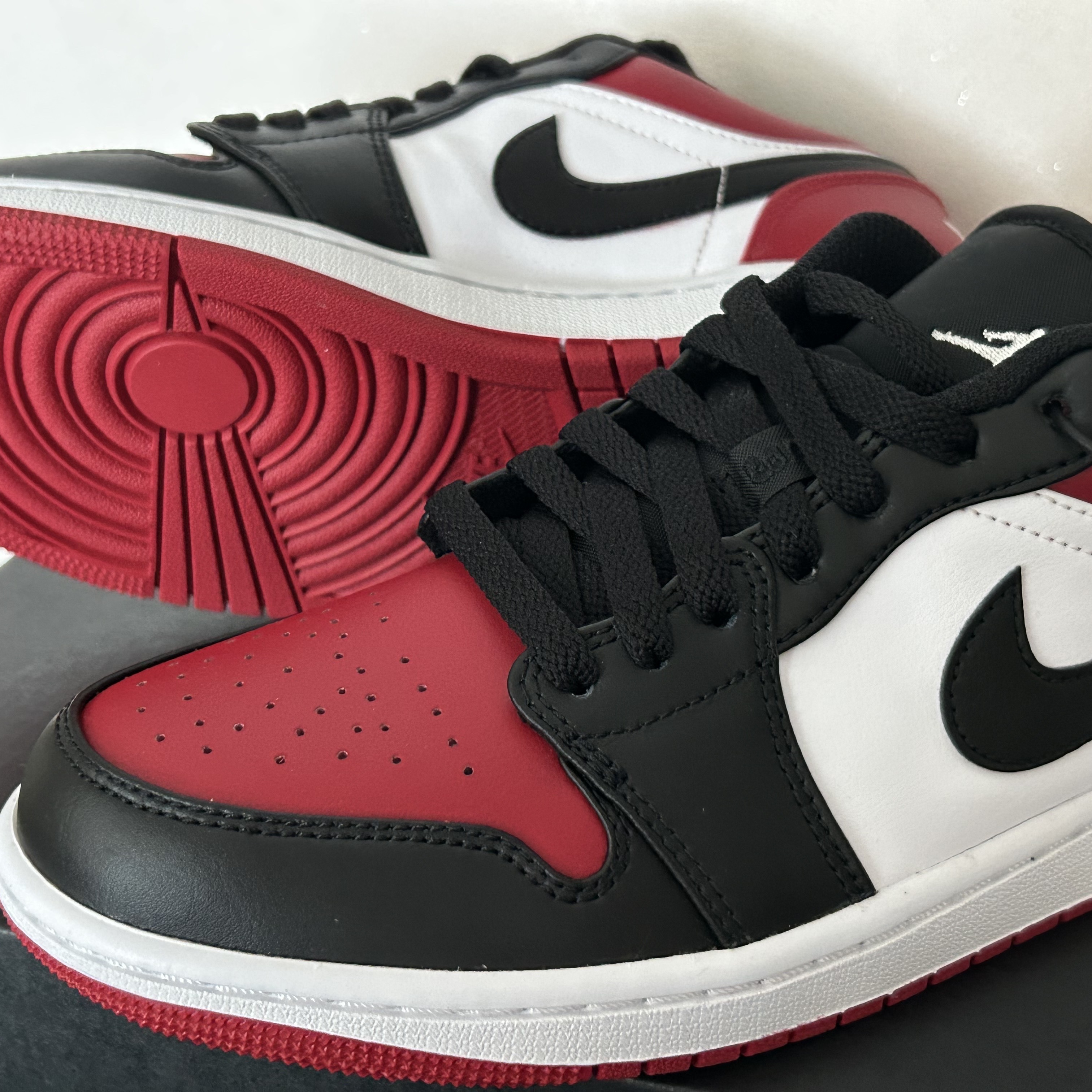 Jordan 1 Low Bred Toe 착용 스타일 - 4