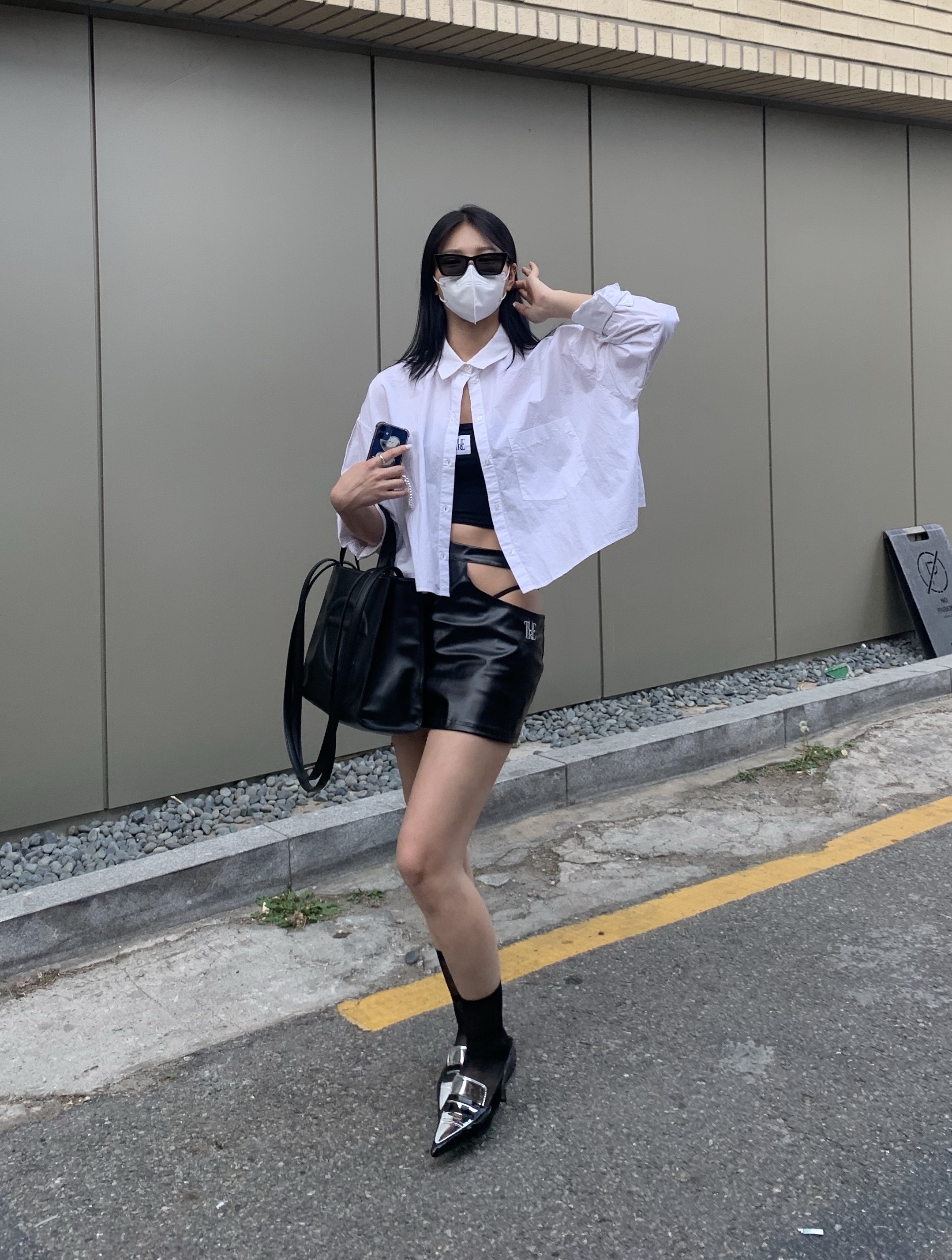 Telfar Large Shopping Bag Black 착용 스타일