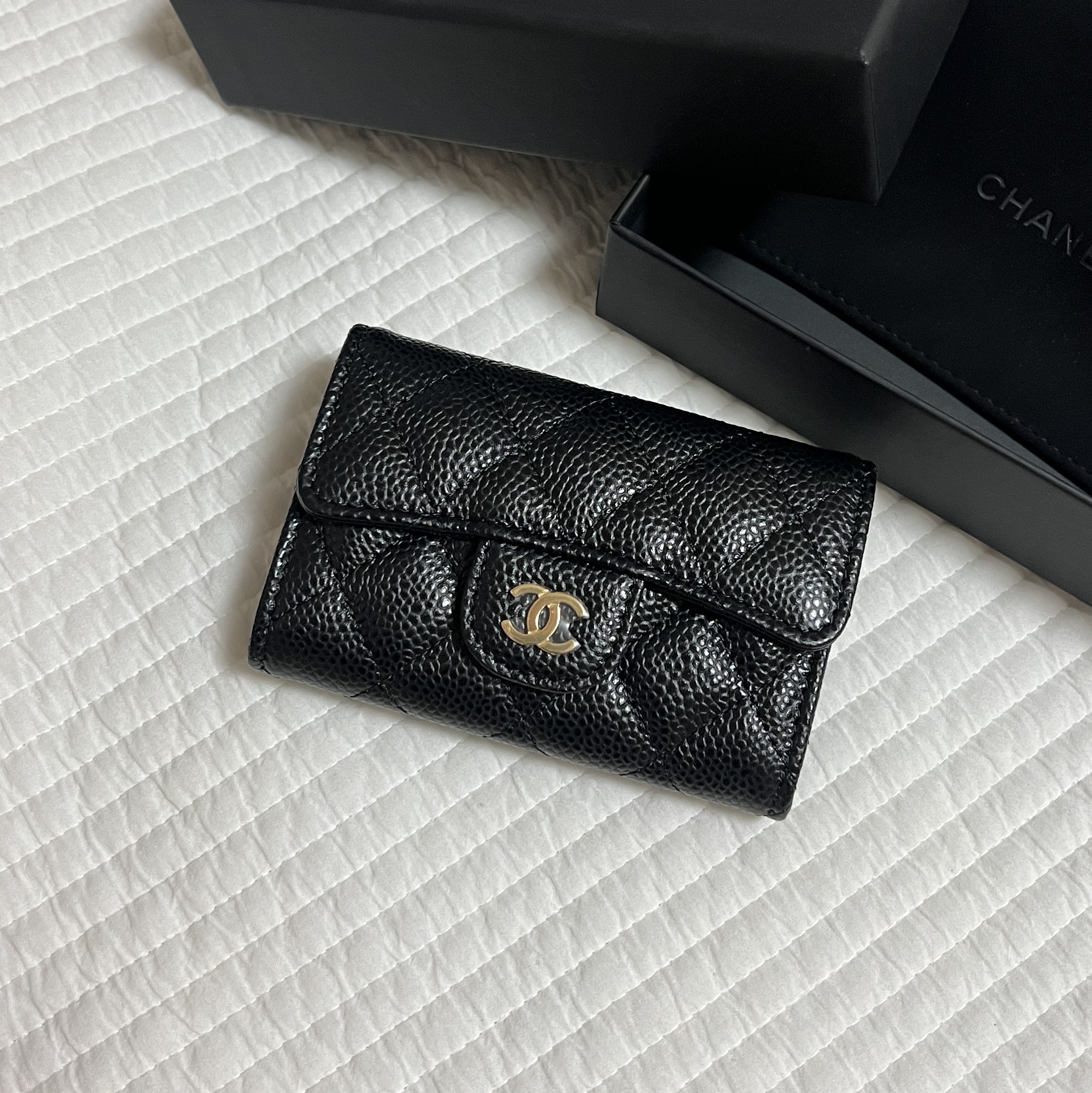 Chanel Classic Card Holder Grained Calfskin & Gold Black 착용 스타일