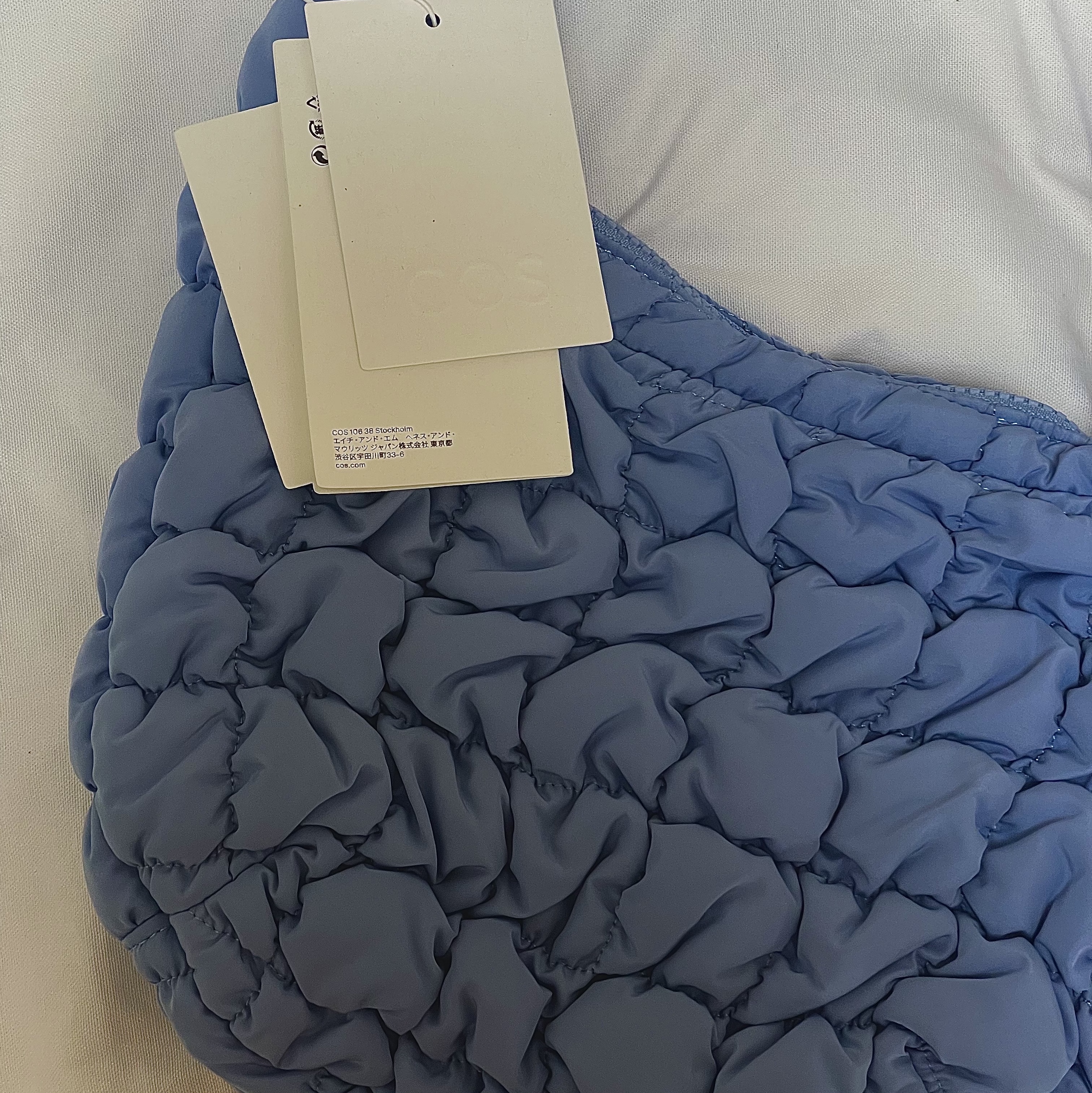 COS Quilted Mini Bag Light Blue 착용 스타일 - 2