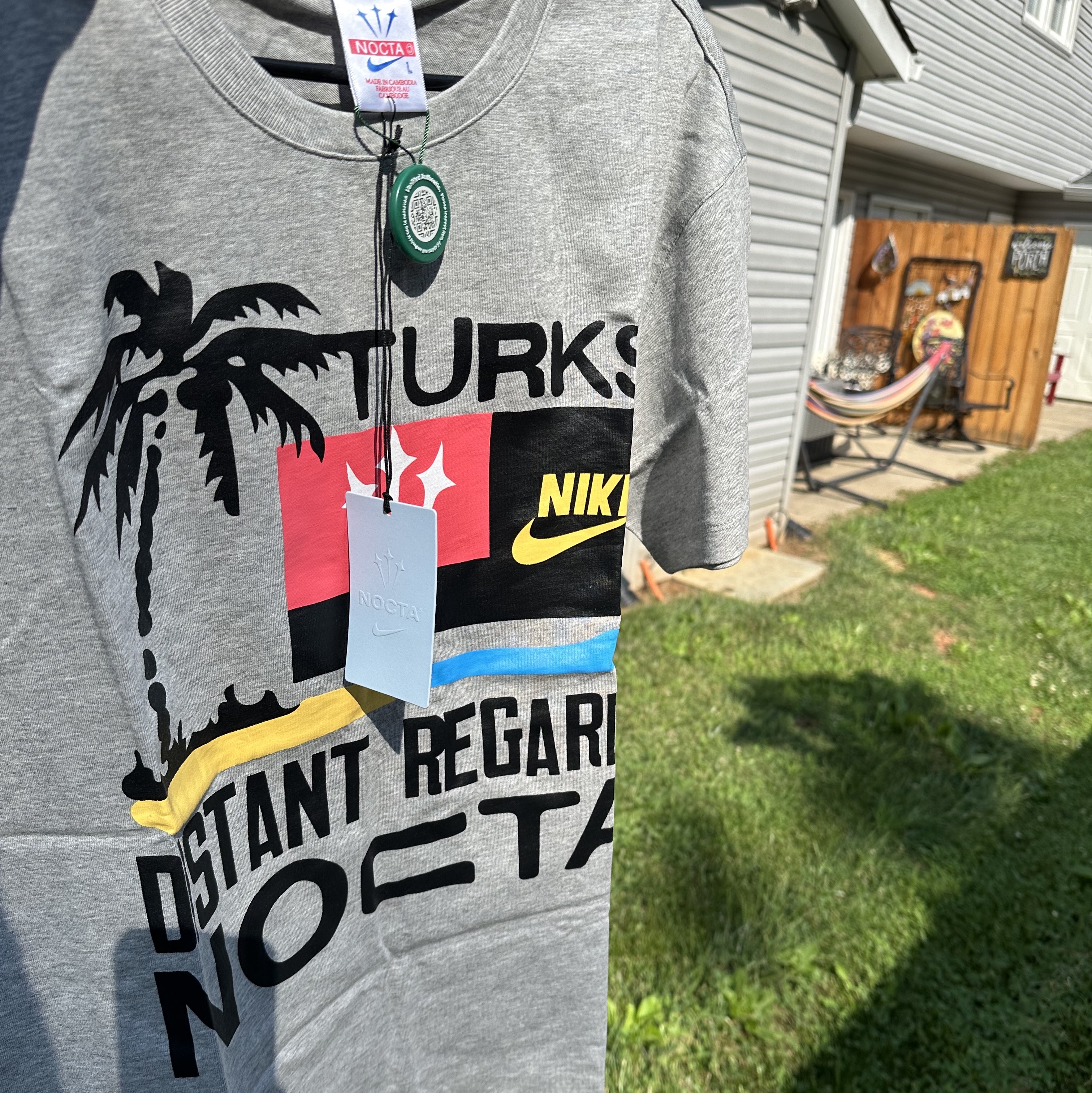 Nike x Drake Nocta T & C Souvenir Cactus T-Shirt Grey (DX6411–063) 착용 스타일 - 1