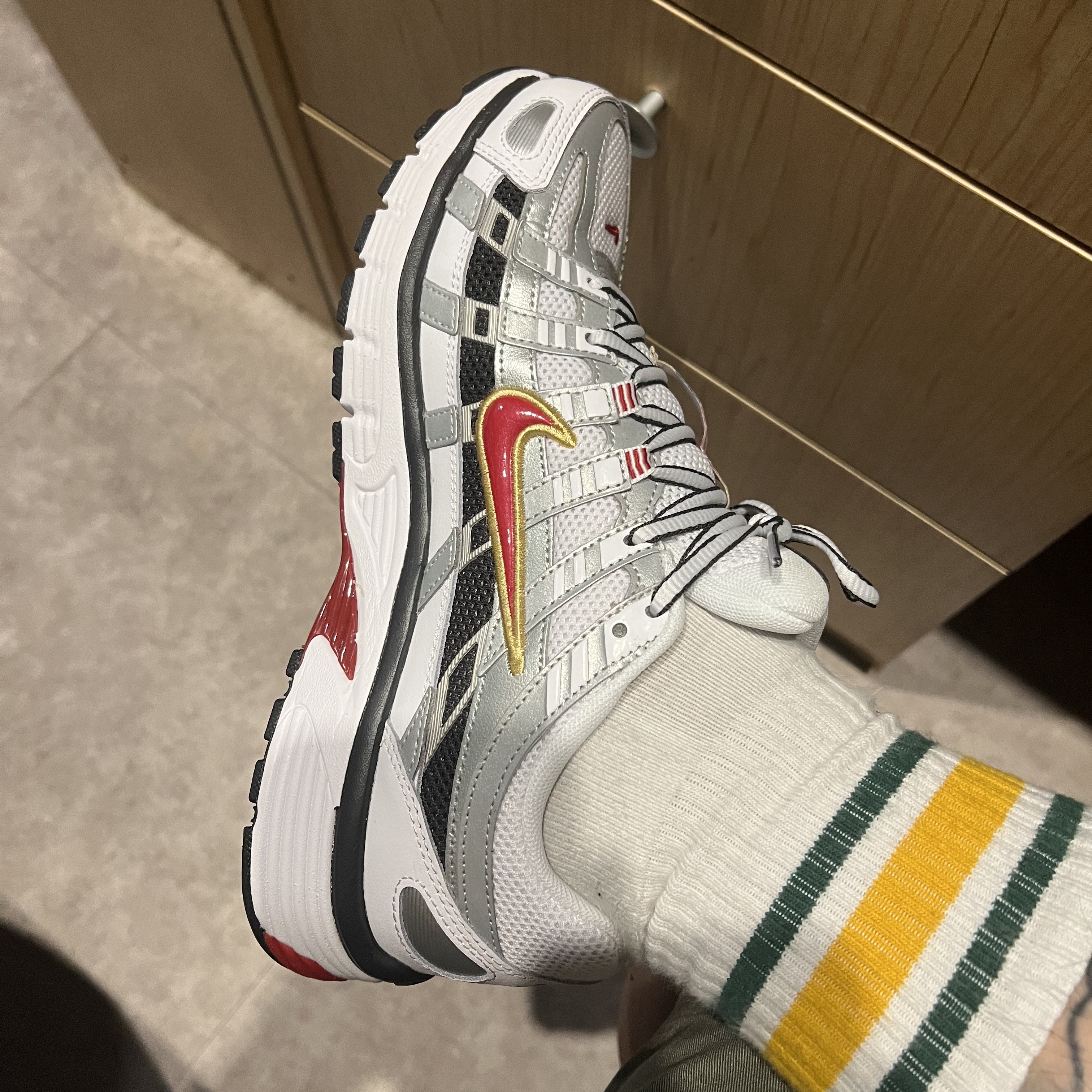 (W) Nike P-6000 Metallic Silver Red 착용 스타일