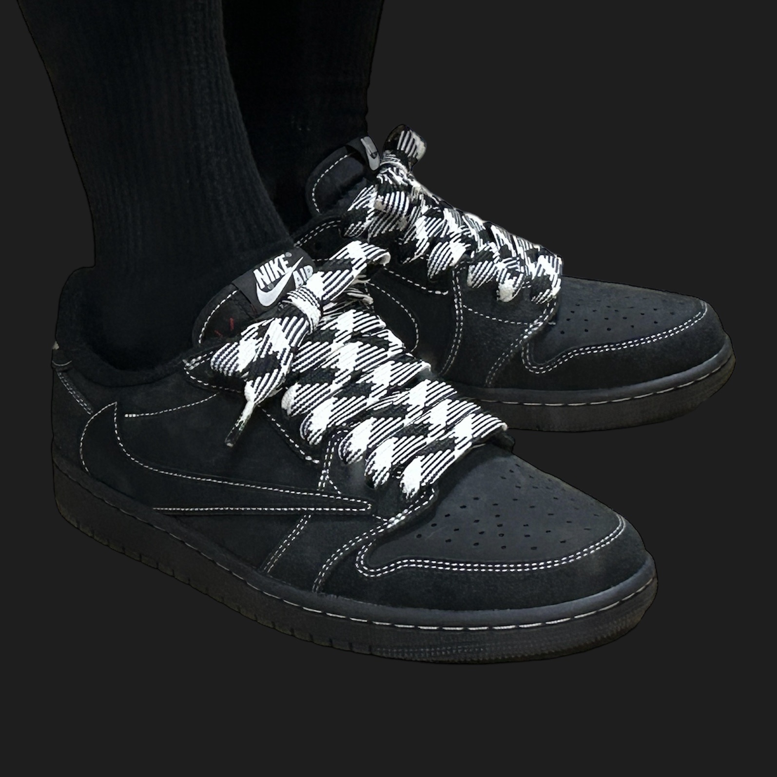 Jordan 1 x Travis Scott Retro Low OG SP Black Phantom 착용 스타일 - 2