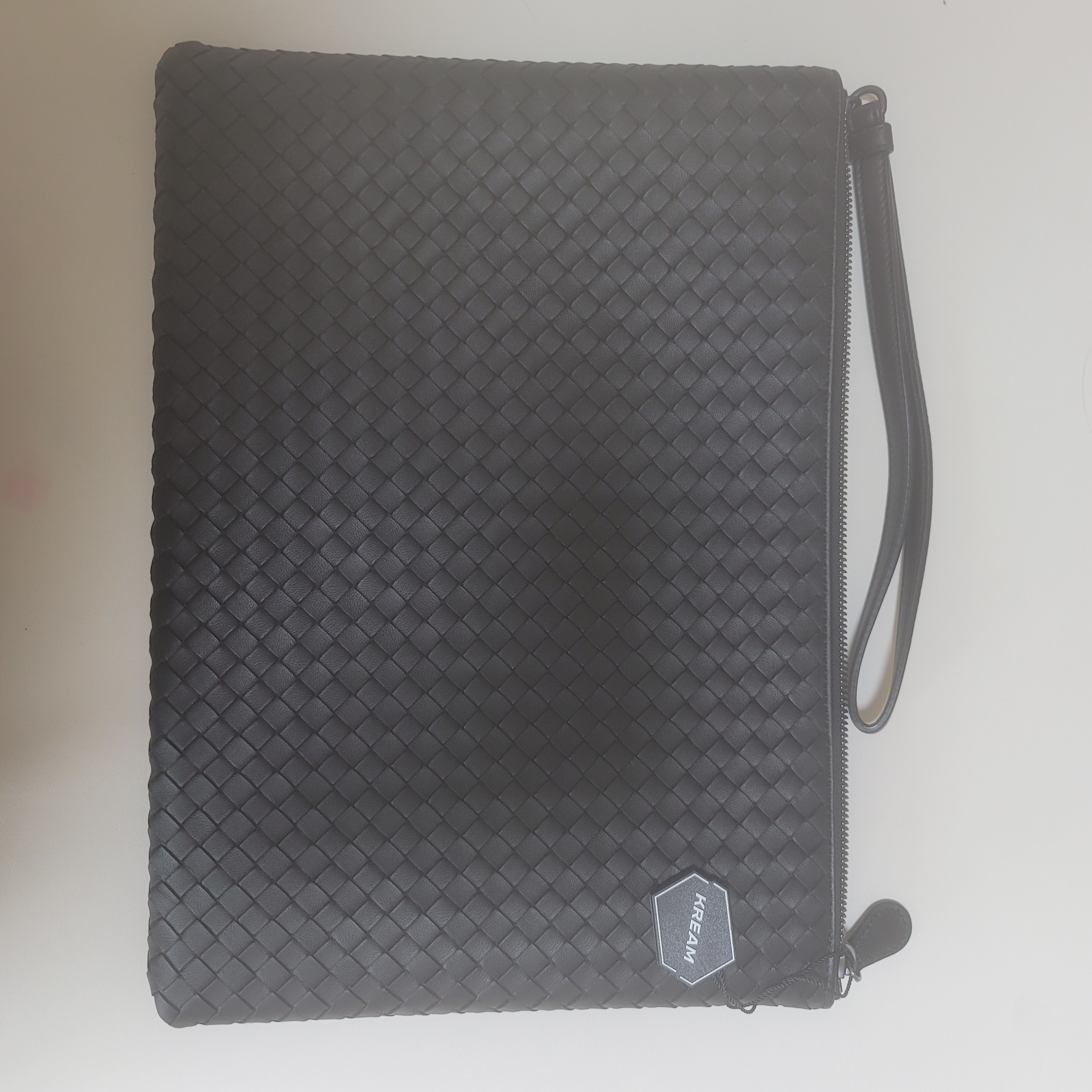 Bottega Veneta Intrecciato Strap Clutch Black 착용 스타일 - 2