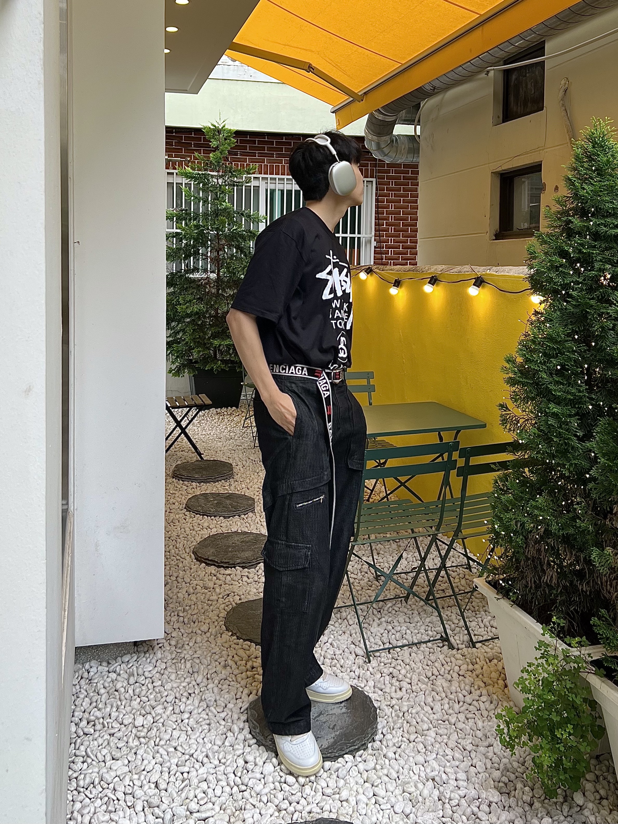 Balenciaga D Ring Belt Grey Red, Stussy World Tour T-Shirt Black 착용 스타일 - 2