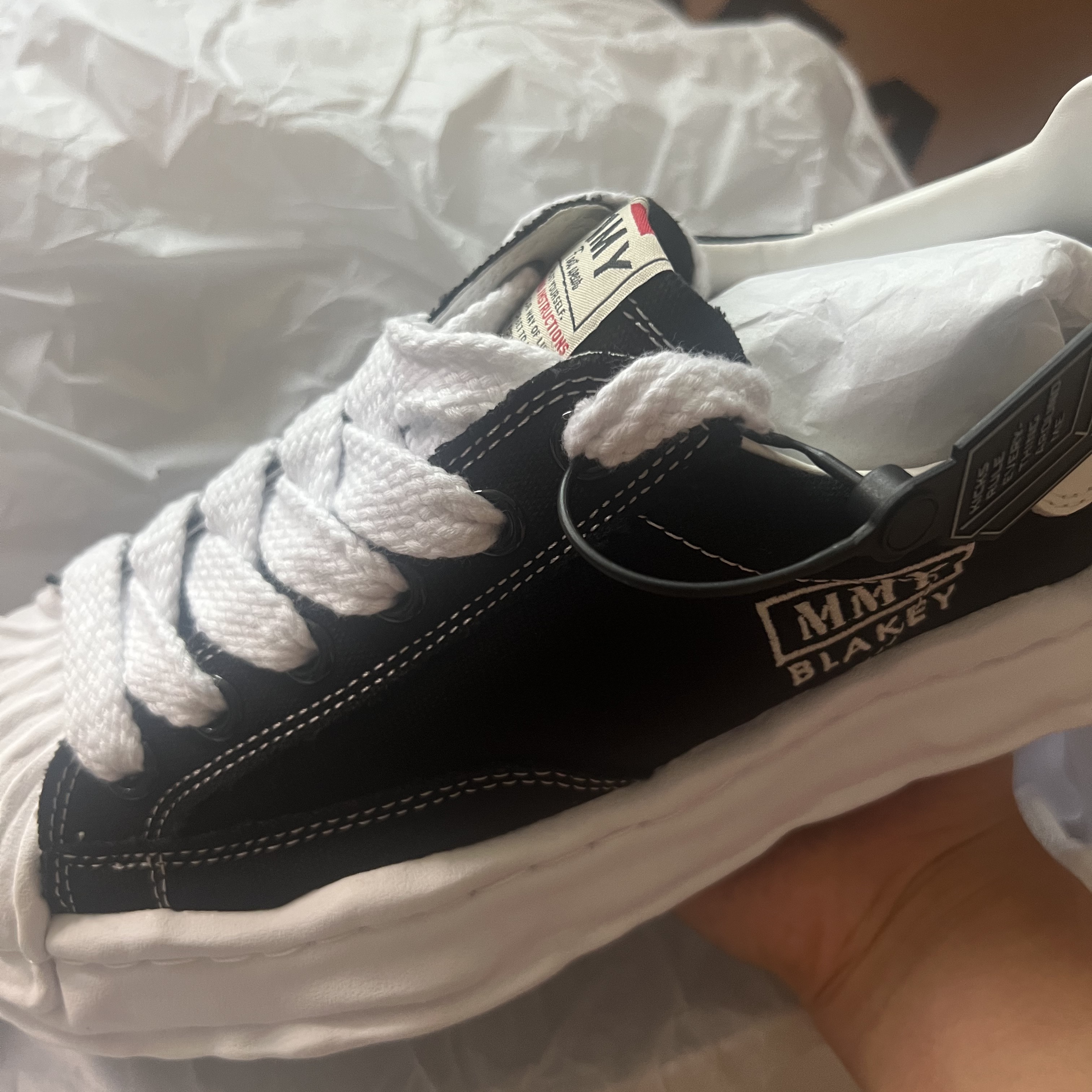 Maison Mihara Yasuhiro Blakey OG Sole Canvas Low-top Sneakers Black White 착용 스타일 - 1