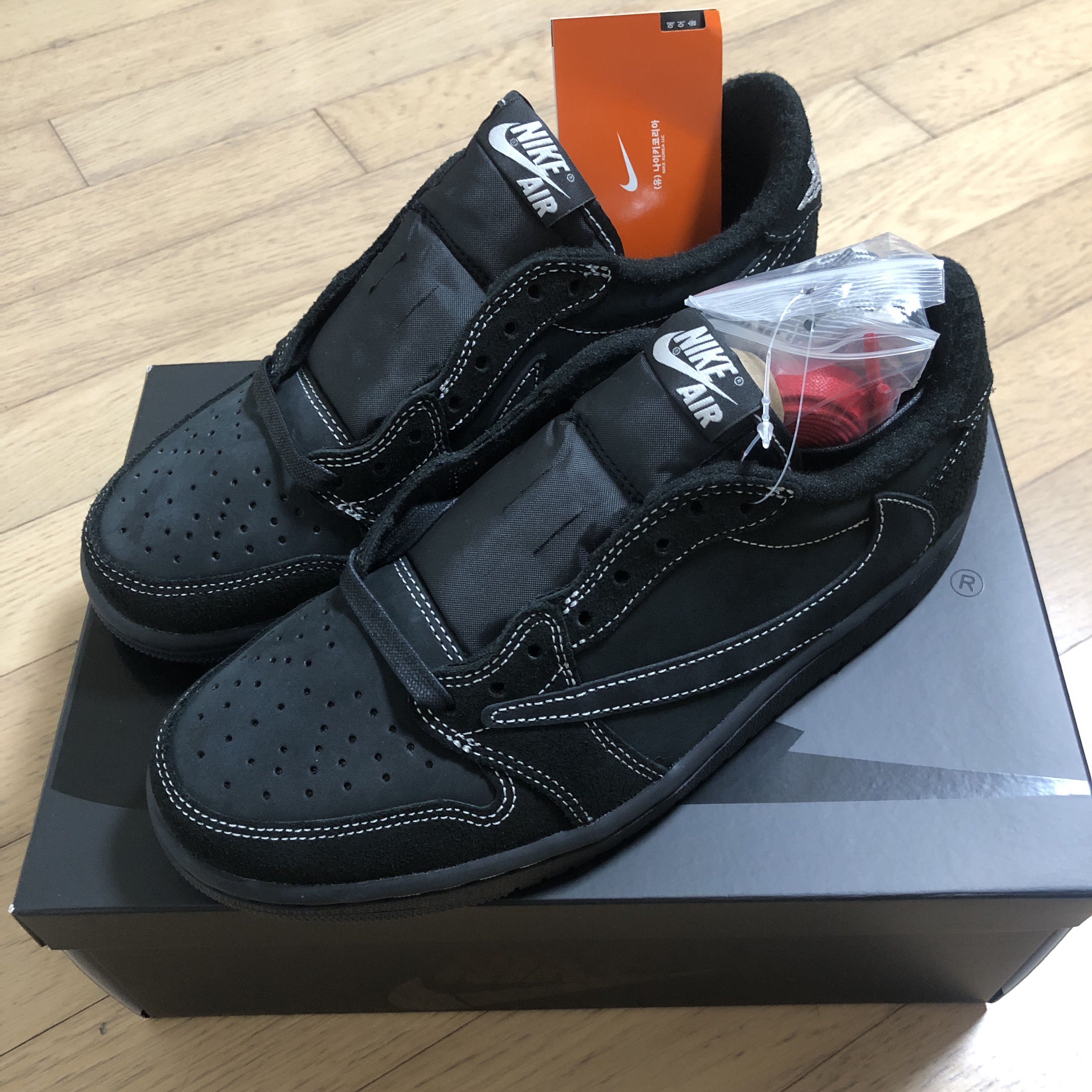 Jordan 1 x Travis Scott Retro Low OG SP Black Phantom 착용 스타일