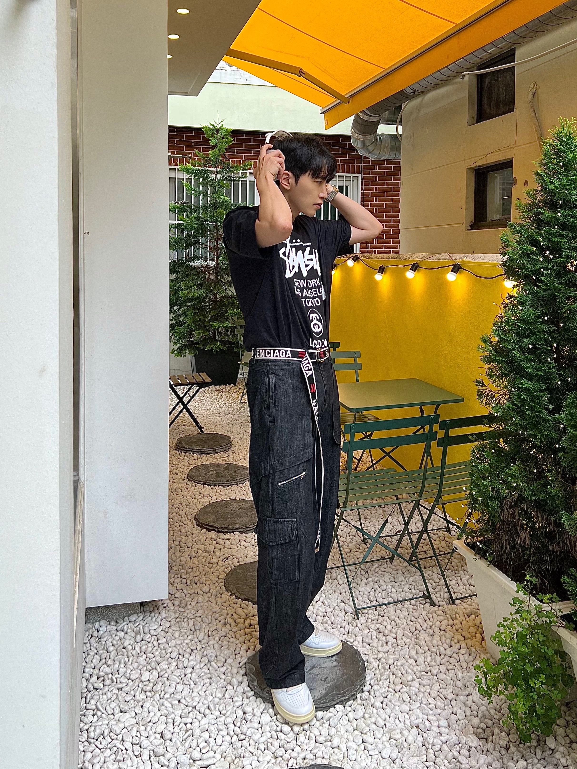 Balenciaga D Ring Belt Grey Red, Stussy World Tour T-Shirt Black 착용 스타일 - 1