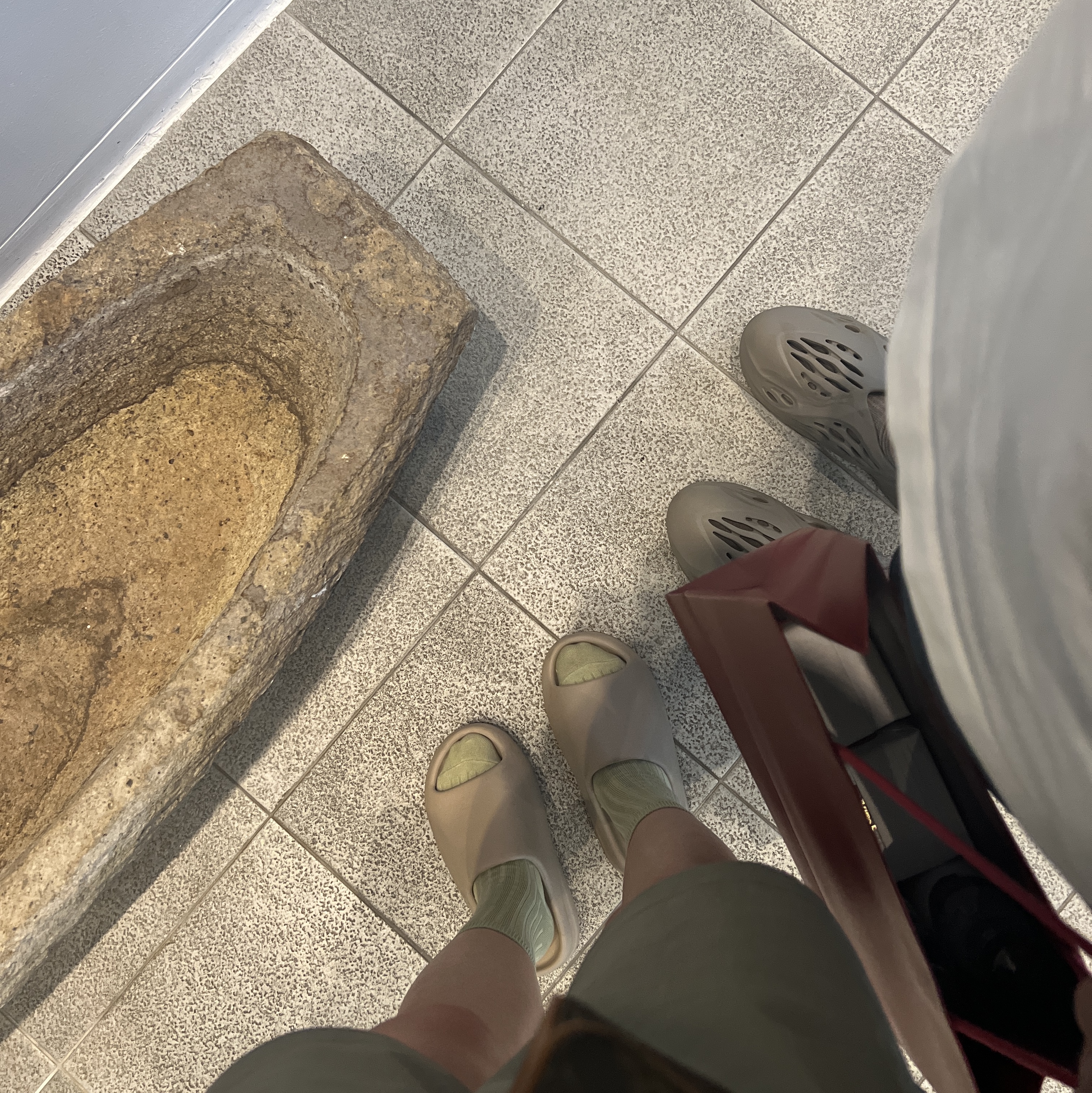 Adidas Yeezy Foam RNNR Stone Sage, Adidas Yeezy Slide Pure 착용 스타일