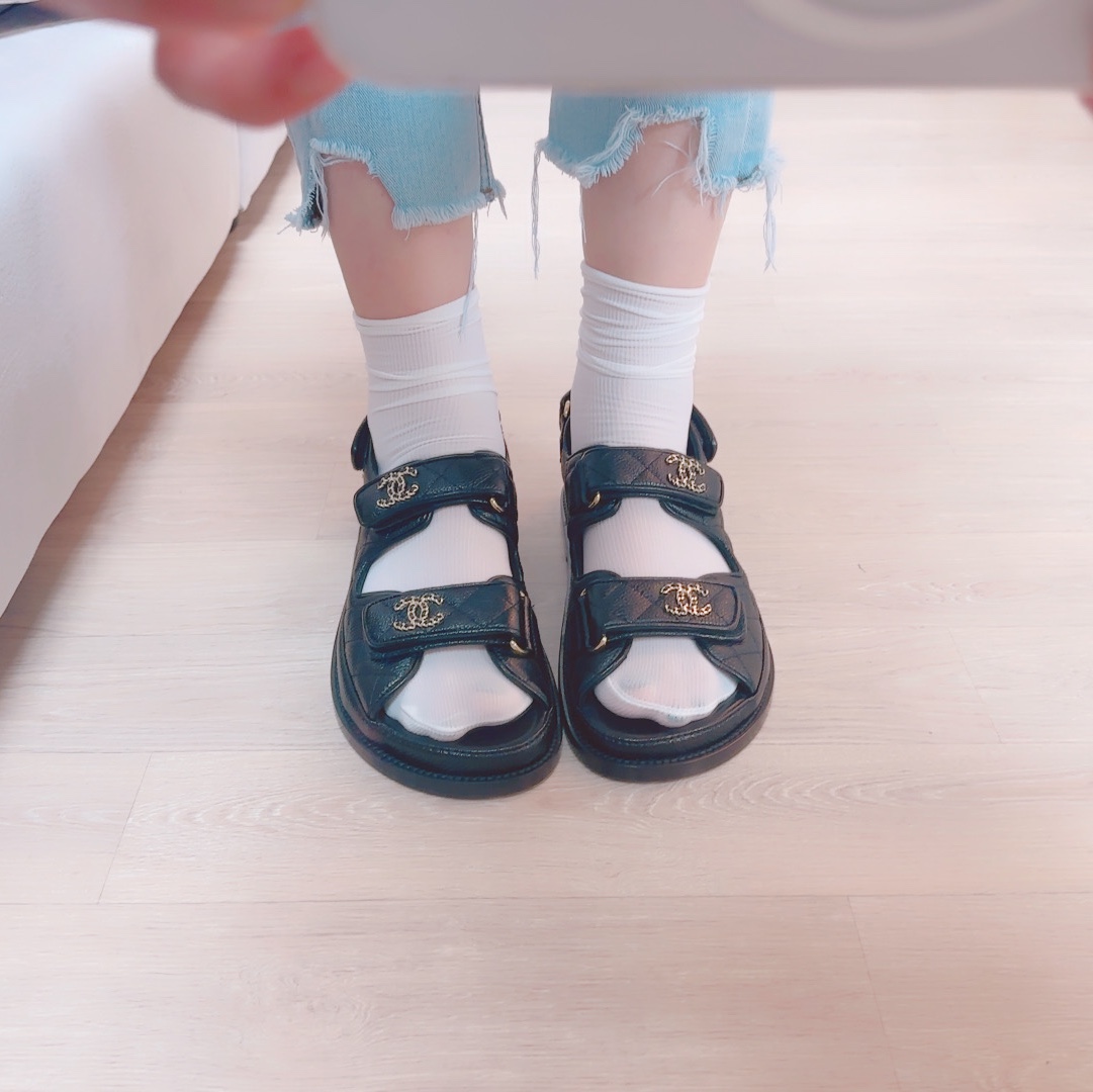 (W) Chanel Sandals Grained Calfskin & Black 착용 스타일 - 2