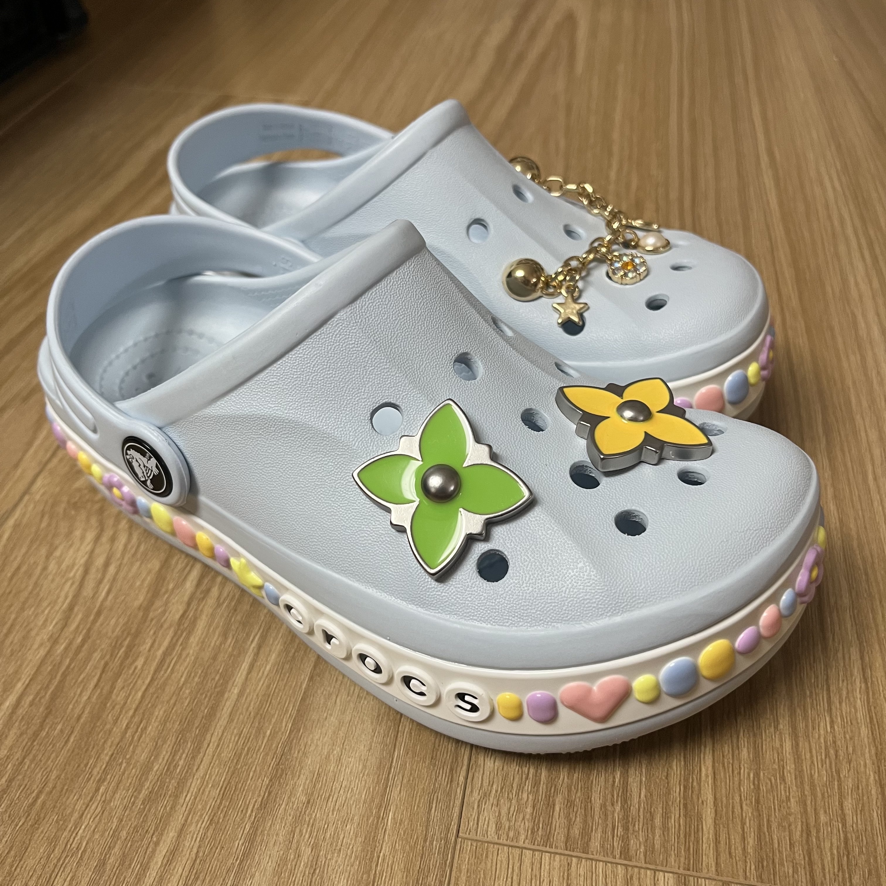 (Kids) Crocs Bayaband Charm Band Clog Mineral Blue 착용 스타일 - 1