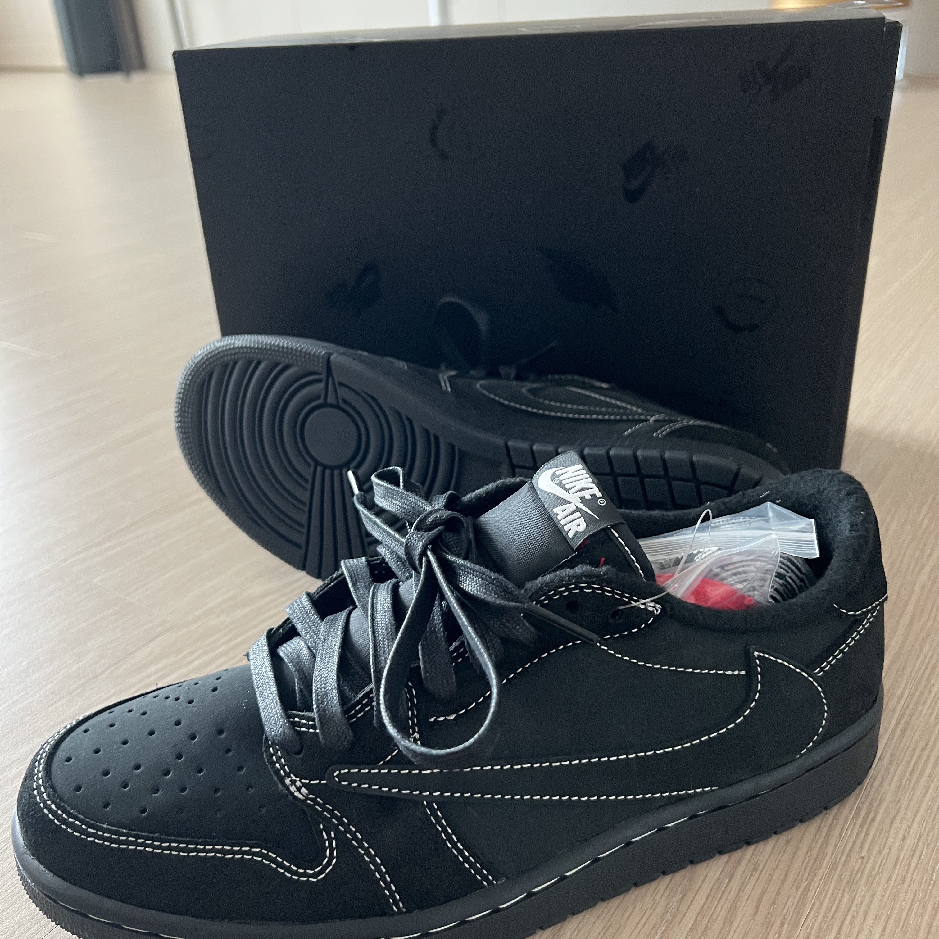 Jordan 1 x Travis Scott Retro Low OG SP Black Phantom 착용 스타일 - 1