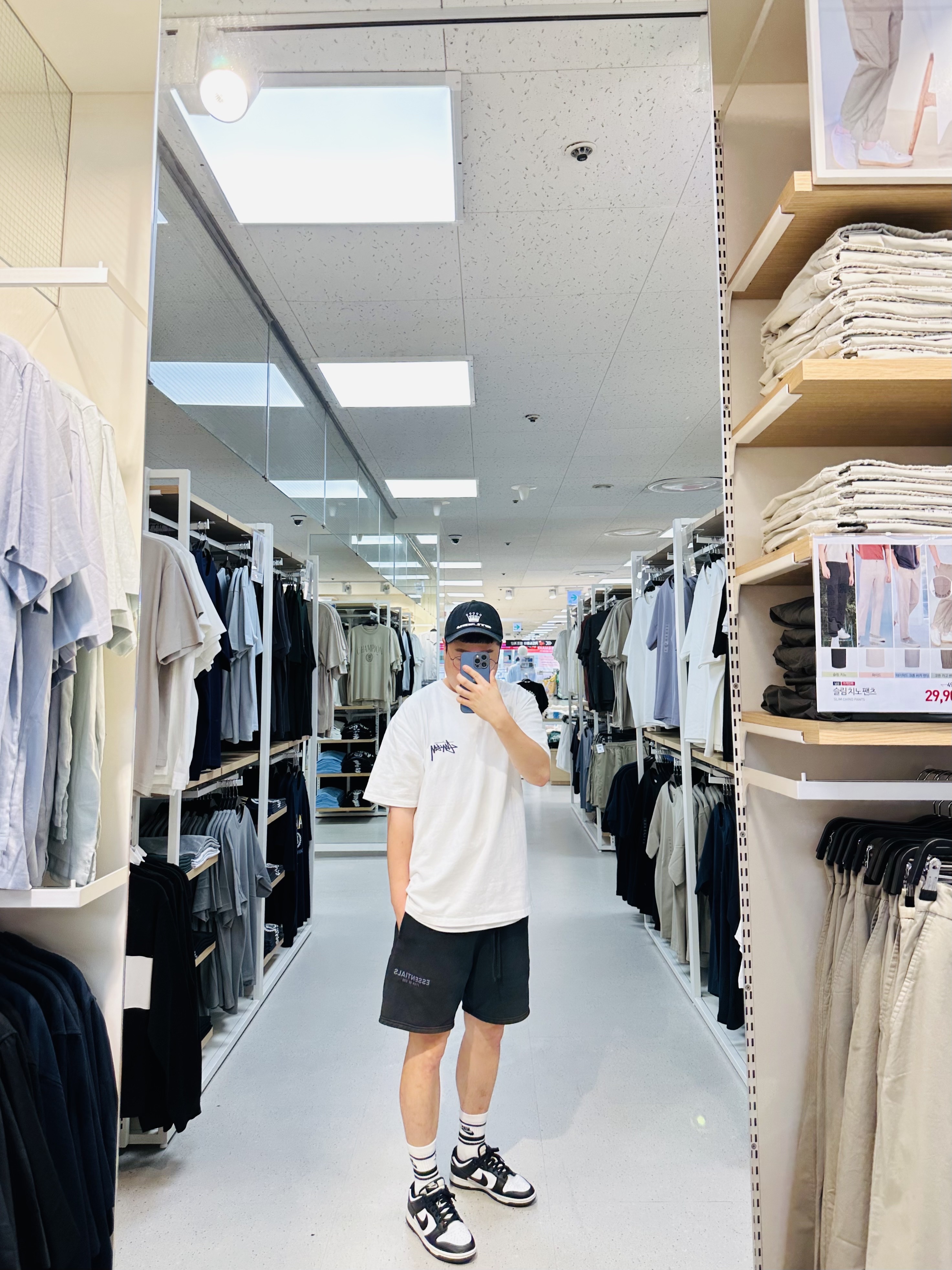 Stussy 93 Slick Crown Low Pro Cap Black, Stussy Livin' Large T-Shirt White 착용 스타일 - 1