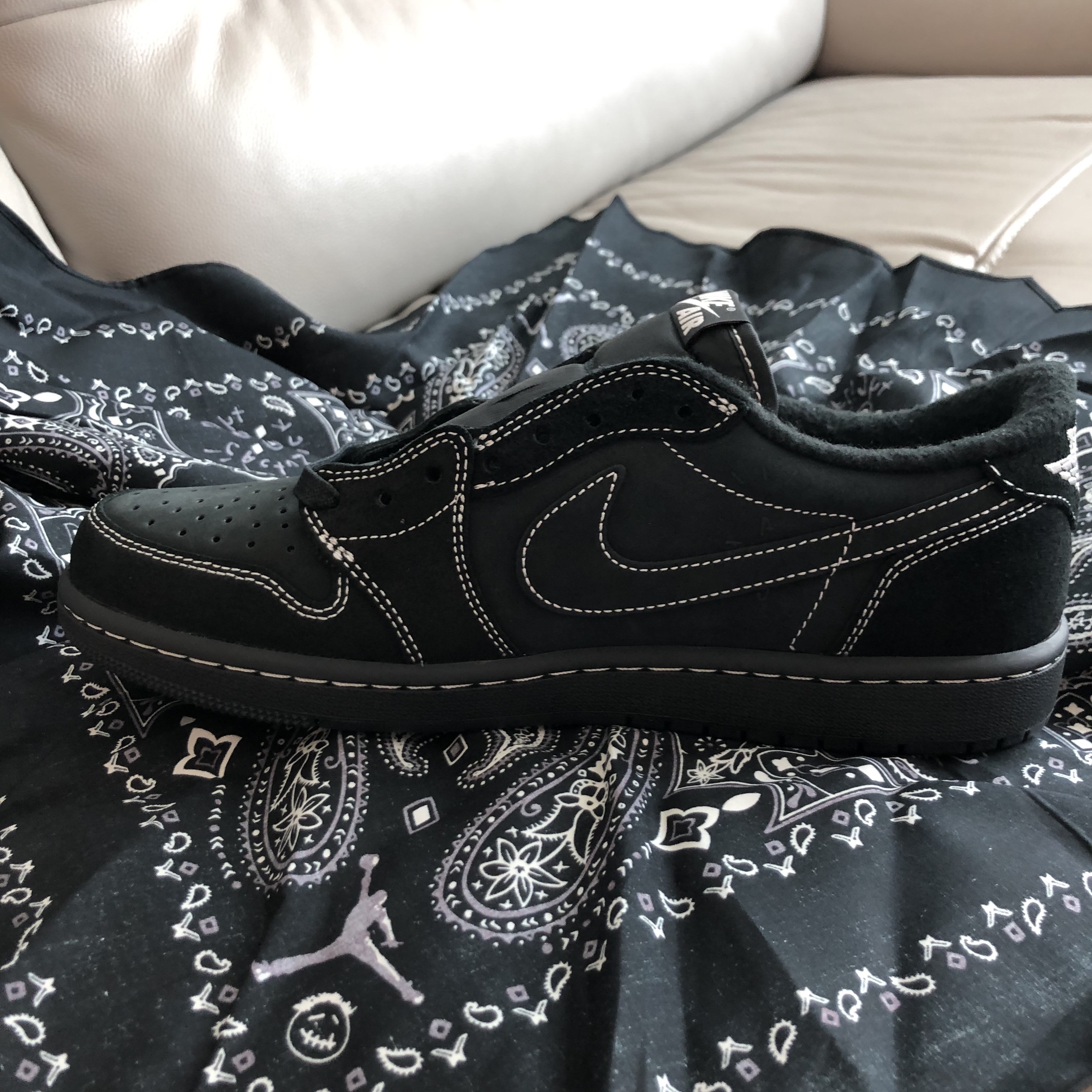 Jordan 1 x Travis Scott Retro Low OG SP Black Phantom 착용 스타일