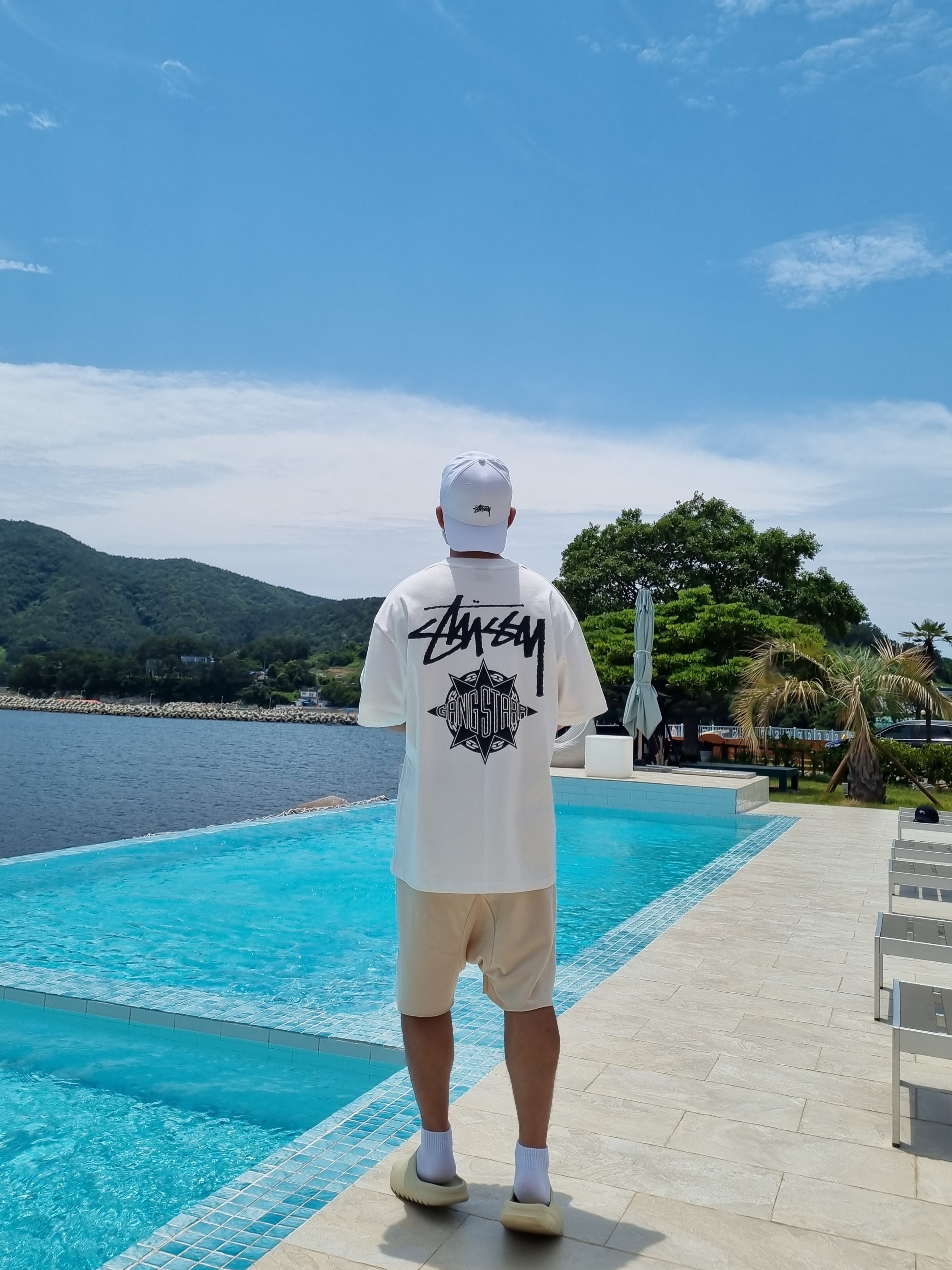 Stussy x Gang Starr Take It Personal T-Shirt White, Adidas Yeezy Slide Bone 2022/2023 착용 스타일