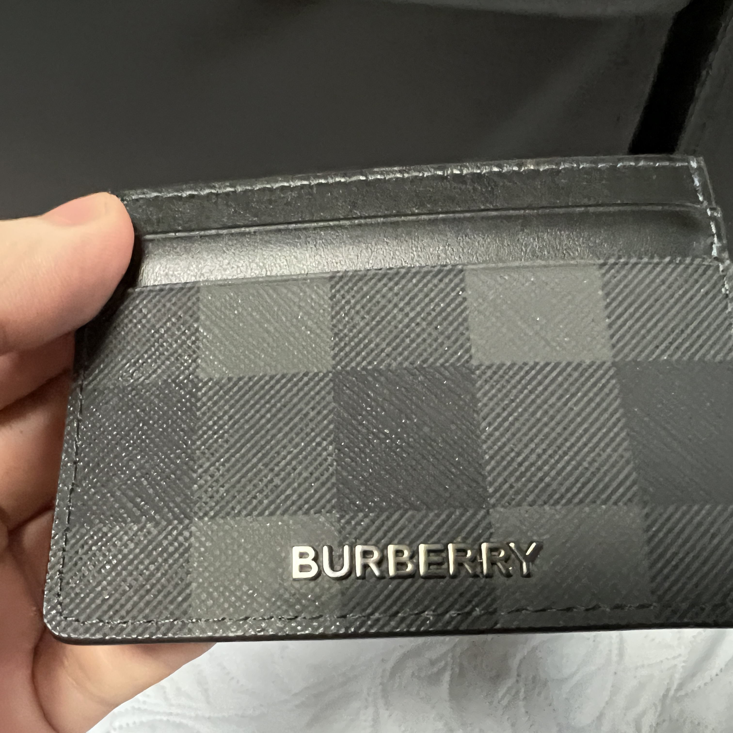 Burberry Check Leather Card Case Charcoal 착용 스타일
