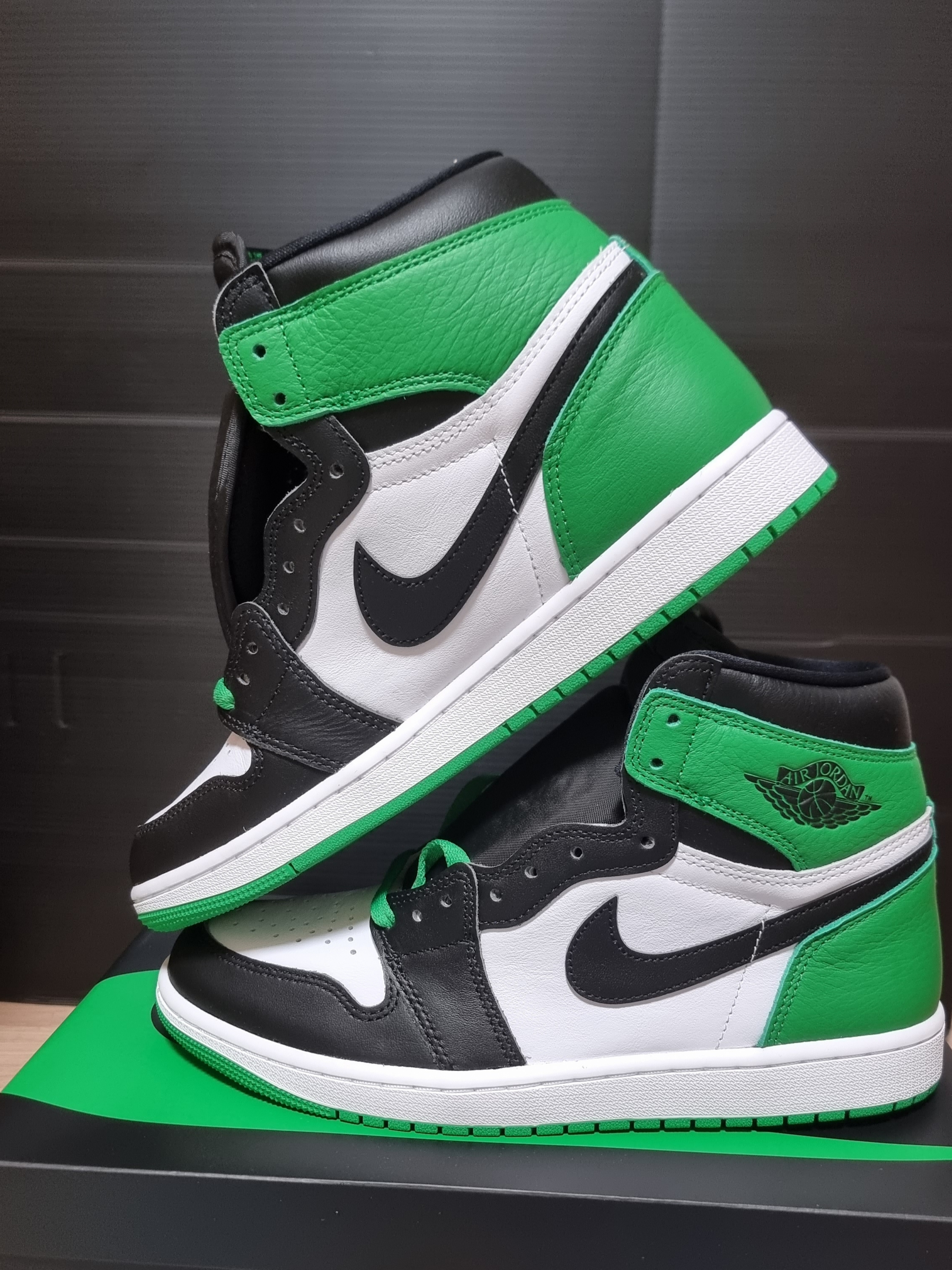 Jordan 1 Retro High OG Black and Lucky Green 착용 스타일 - 2