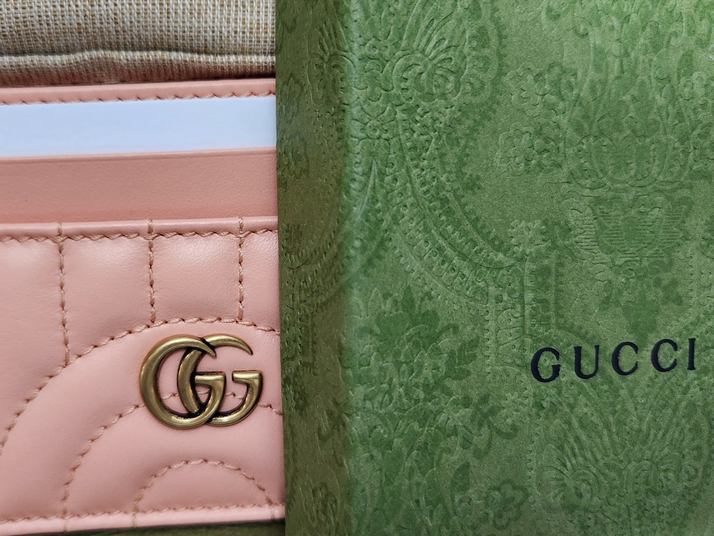 Gucci GG Marmont Card Case Peach 착용 스타일
