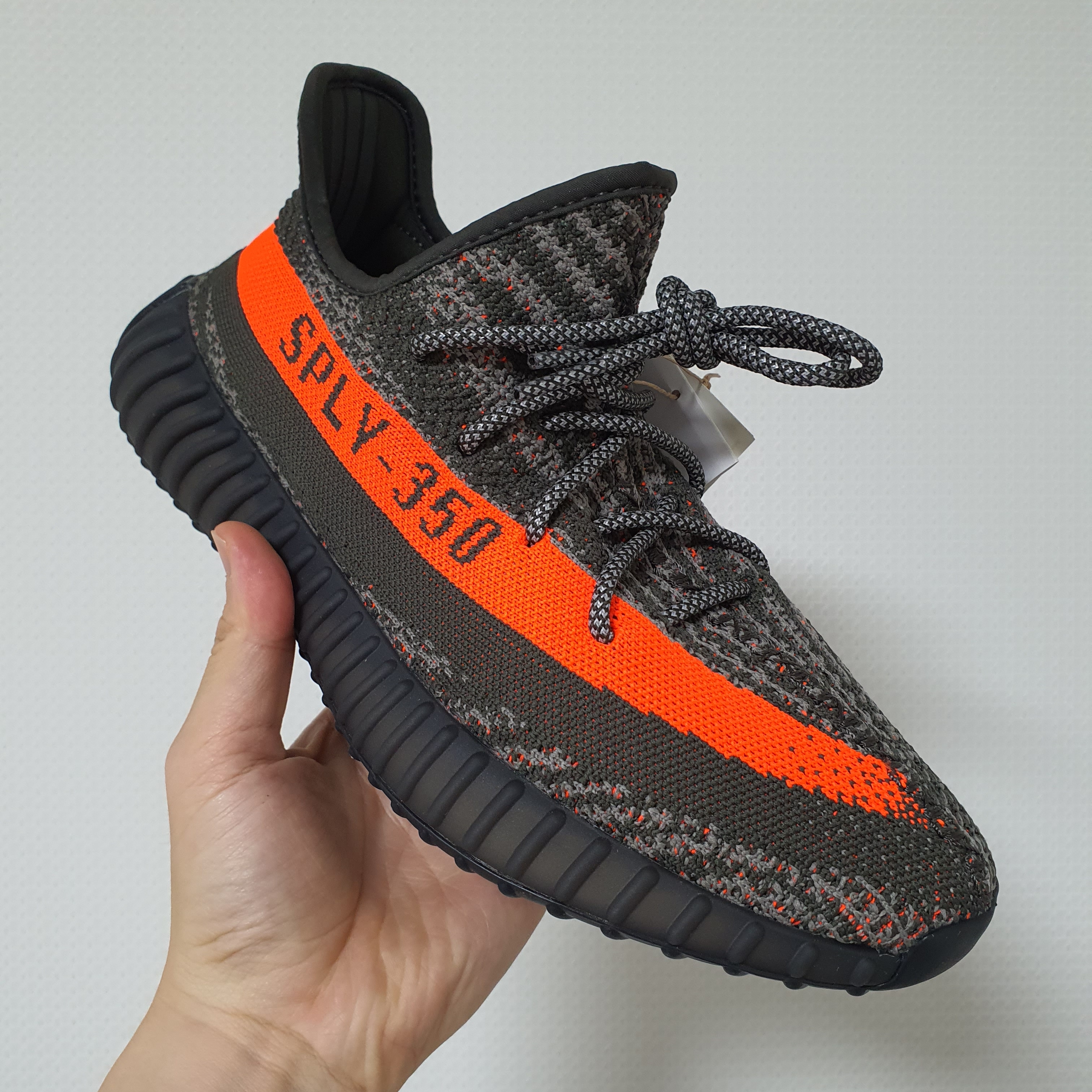 Adidas Yeezy Boost 350 V2 Carbon Beluga 착용 스타일