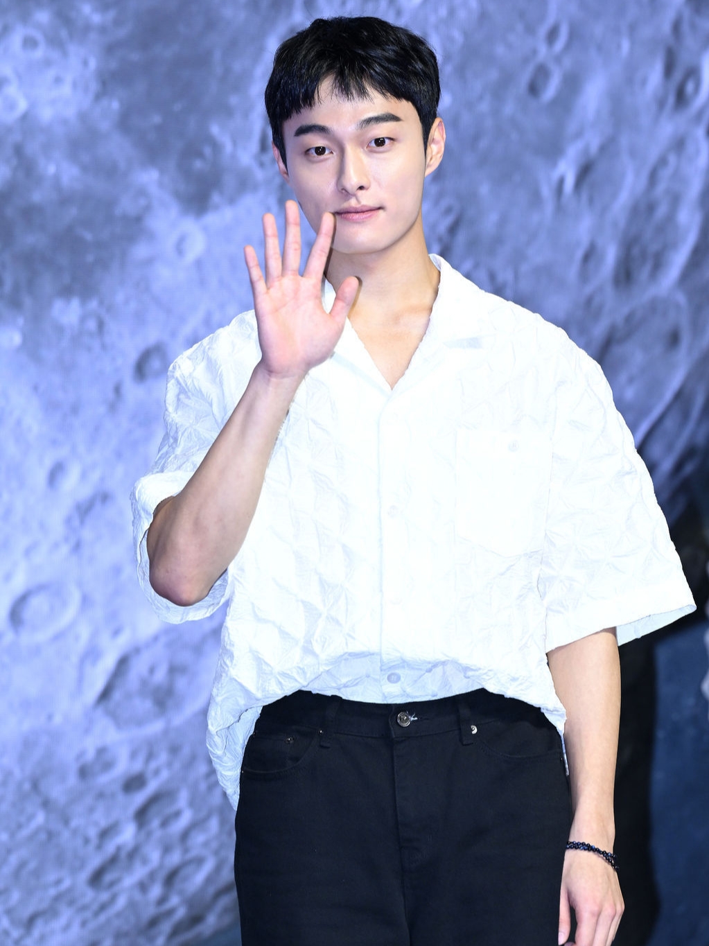 [KREAM 단독] STU Embroidery Bumpy Shirt White 착용 스타일 - 2