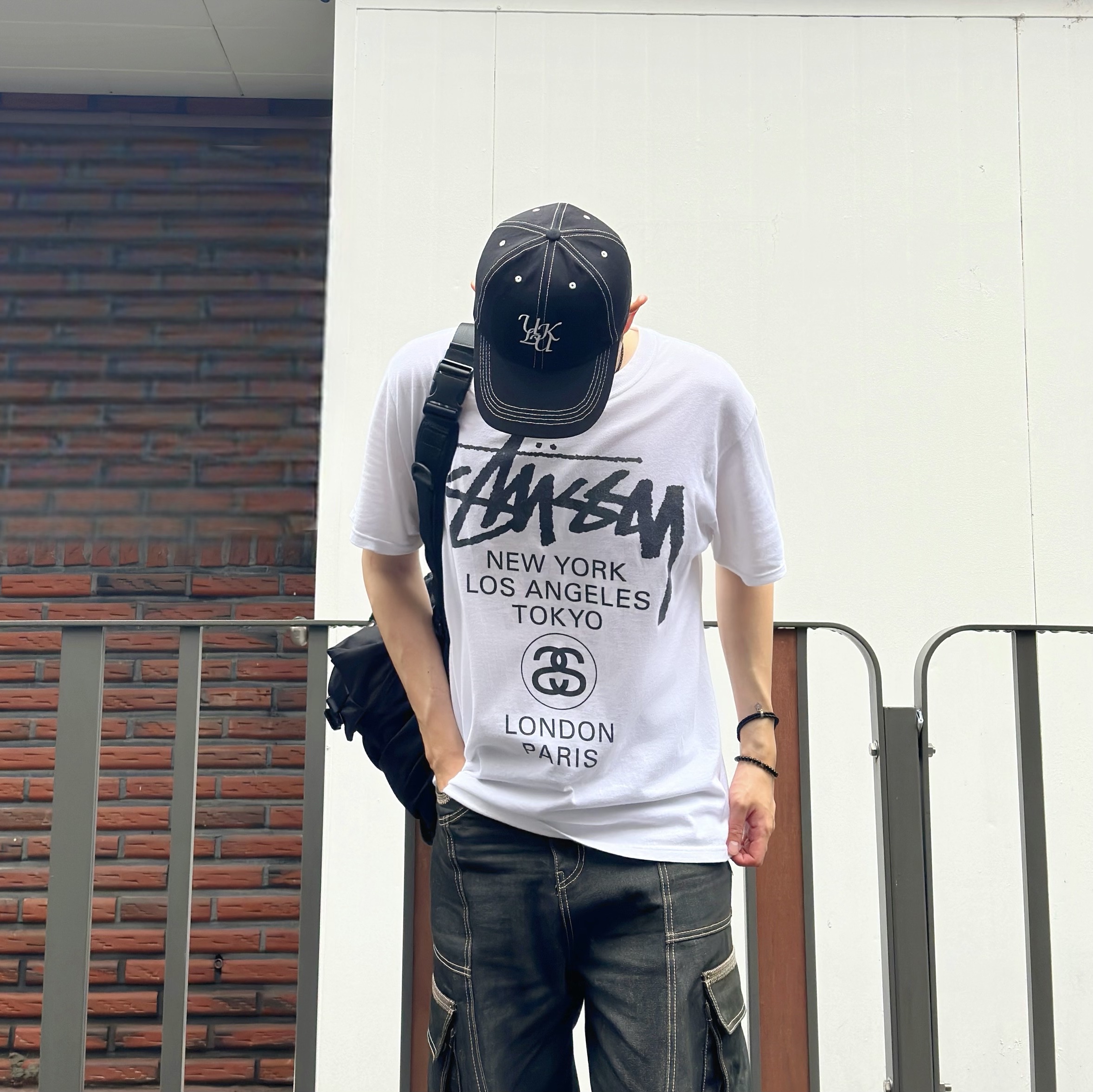 Asics Gel-Venture 6 Carrier Grey, Stussy World Tour T-Shirt White 착용 스타일 - 3